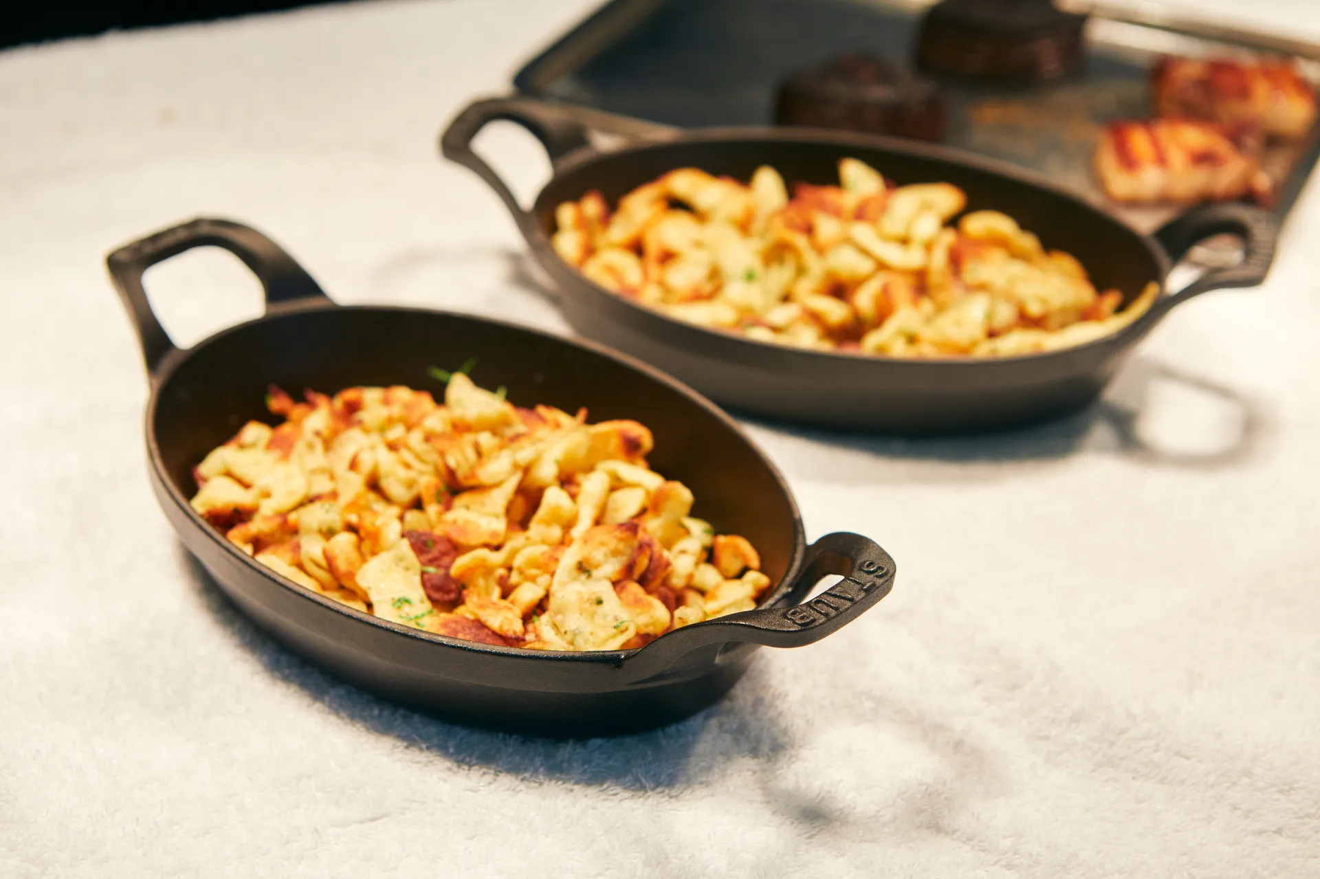 Σκεύος φούρνου Staub οβάλ μαντεμένιο 21 εκ., Μάυρο STAUB