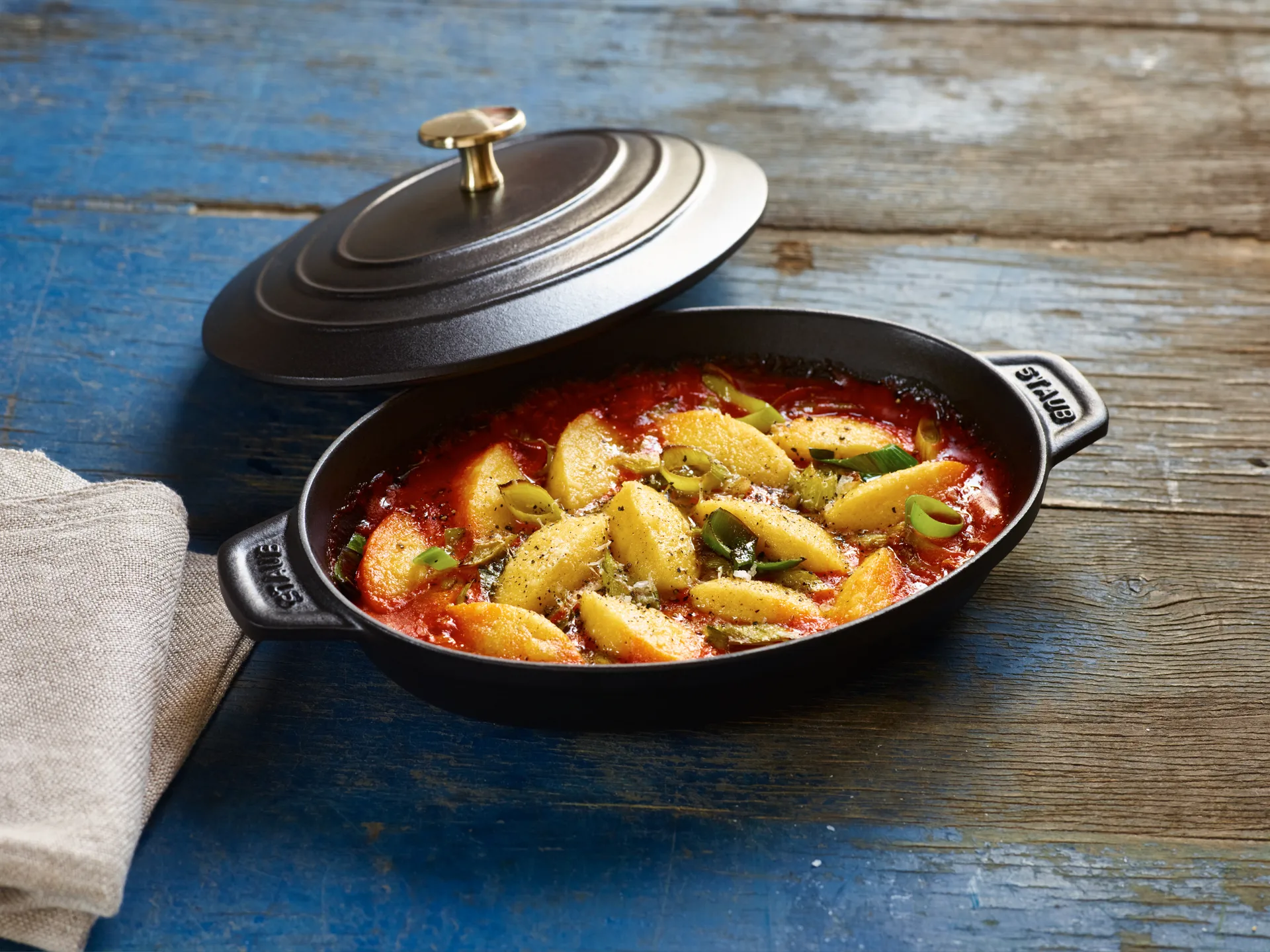 Staub ταψί χυτοσίδηρου με καπάκι οβάλ 23 εκ., Μάυρο STAUB