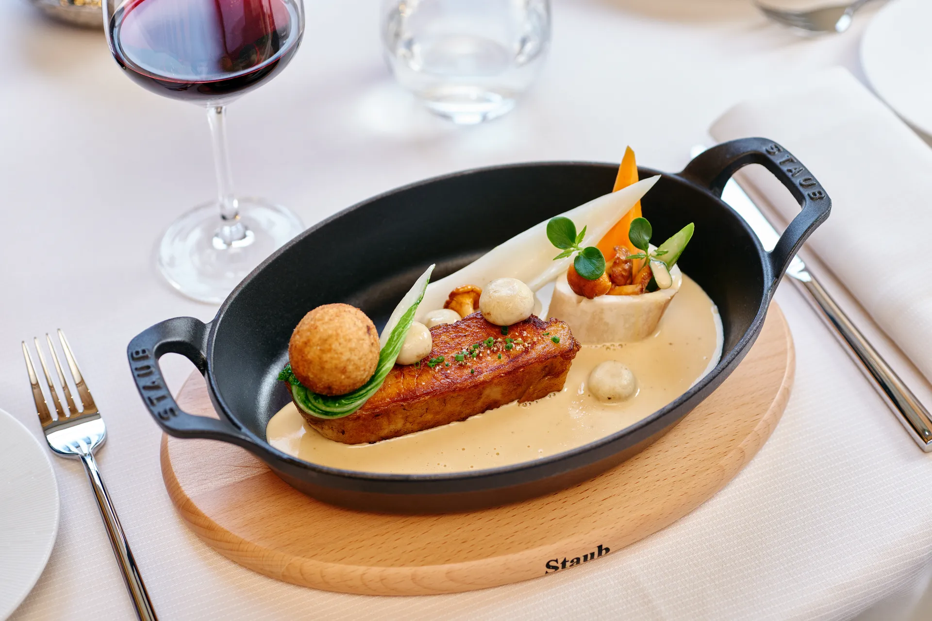 Σκεύος φούρνου Staub οβάλ μαντεμένιο 24 εκ., Κεράσι STAUB