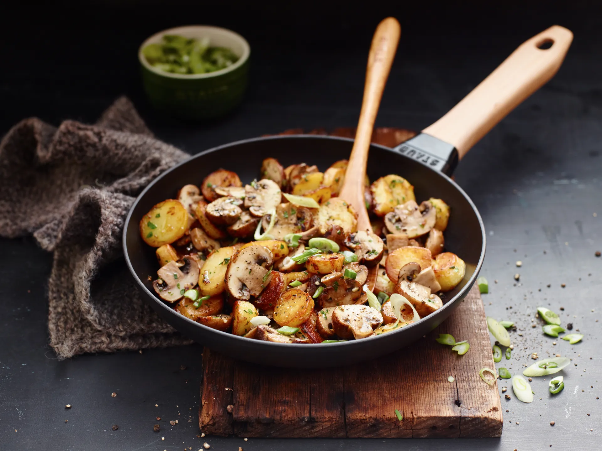 Staub τηγάνι από χυτοσίδηρο μαύρο ελαφριά ξύλινη λαβή, Ø24 εκ. STAUB