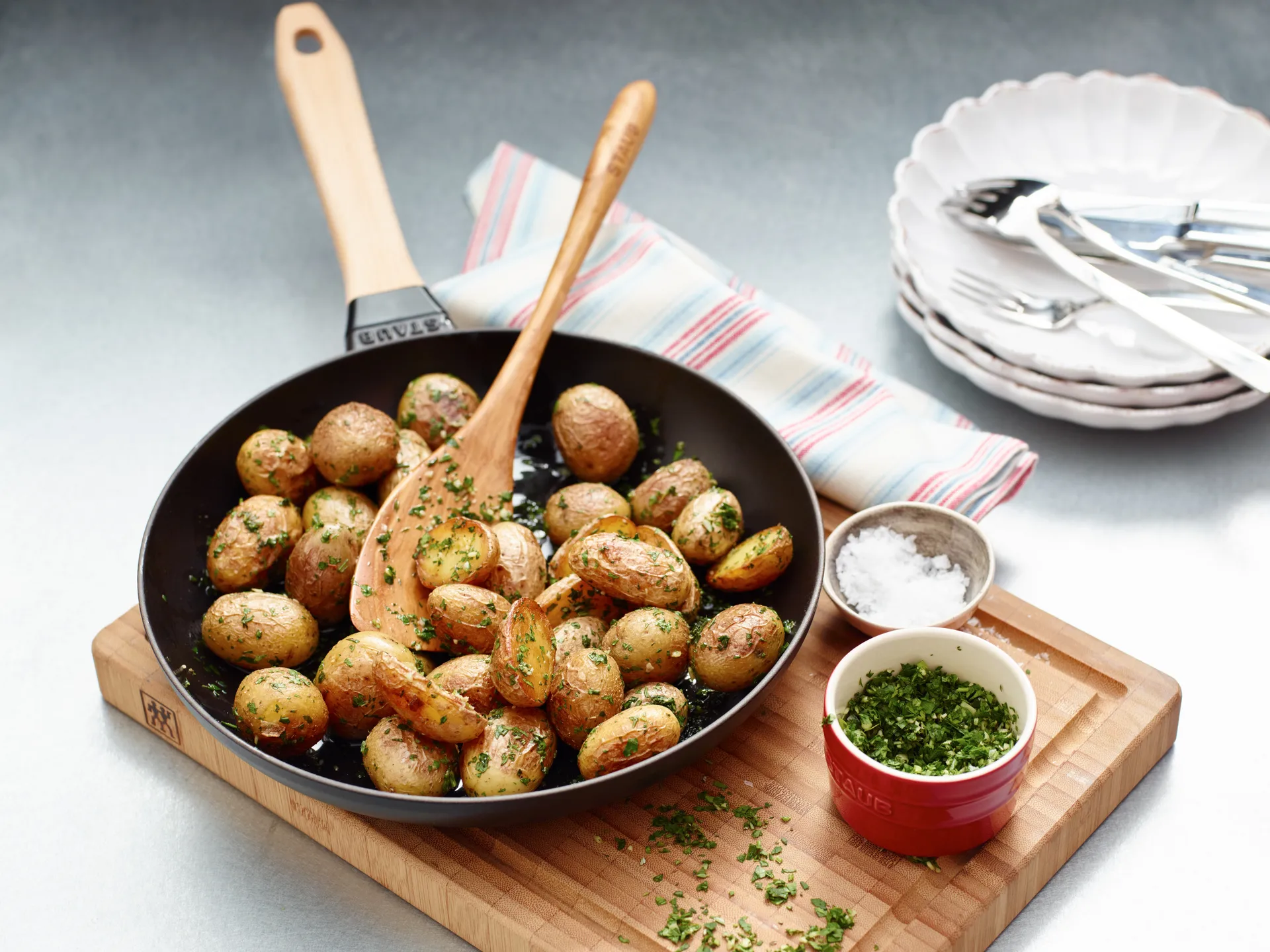 Staub τηγάνι από χυτοσίδηρο μαύρο ελαφριά ξύλινη λαβή, Ø26 εκ. STAUB