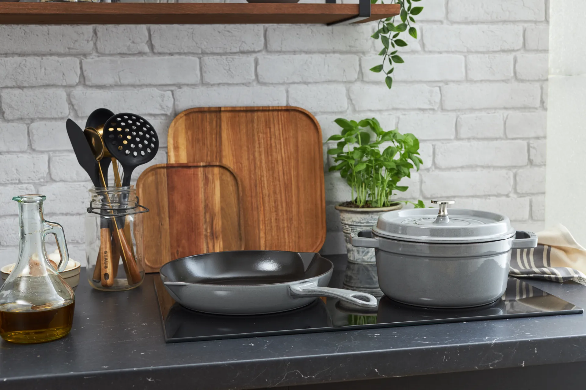 Staub τηγάνι χυτοσίδηρου με στόμιο Ø26 εκ., Γραφίτης γκρι STAUB