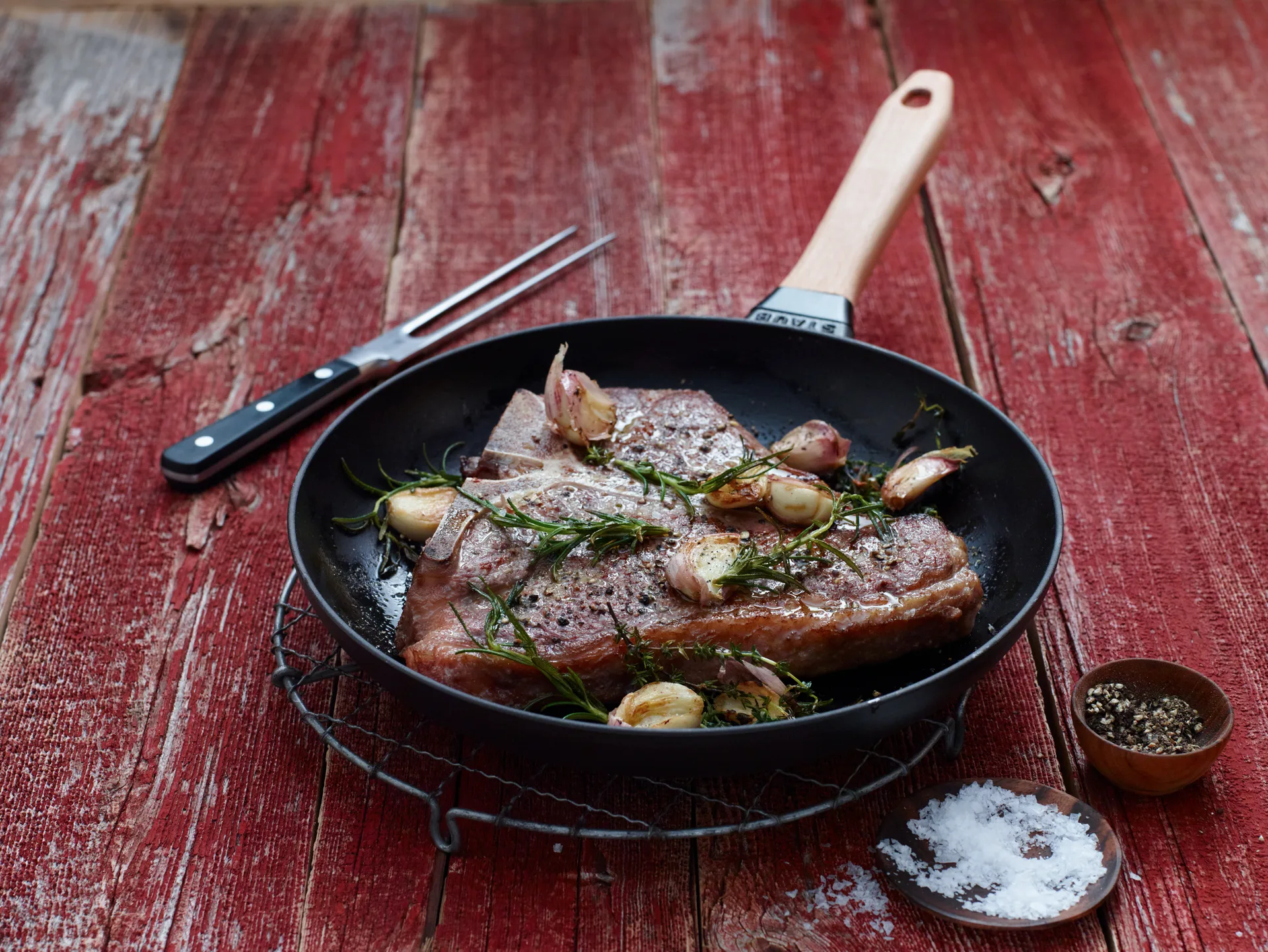 Staub τηγάνι από χυτοσίδηρο μαύρο ελαφριά ξύλινη λαβή, Ø28 εκ. STAUB