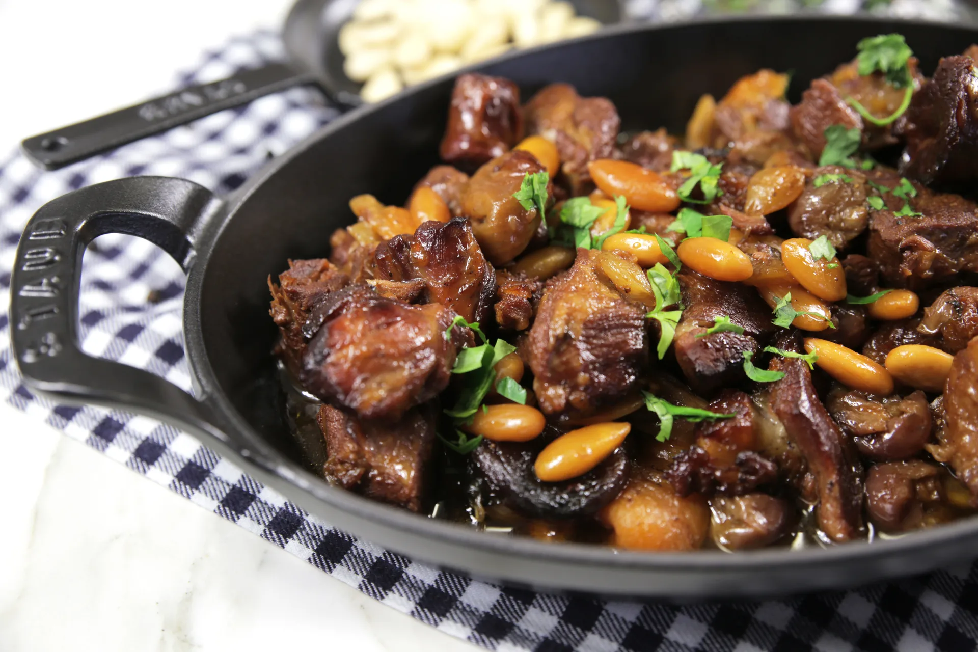 Σκεύος φούρνου Staub οβάλ μαντεμένιο 37 εκ., Μάυρο STAUB