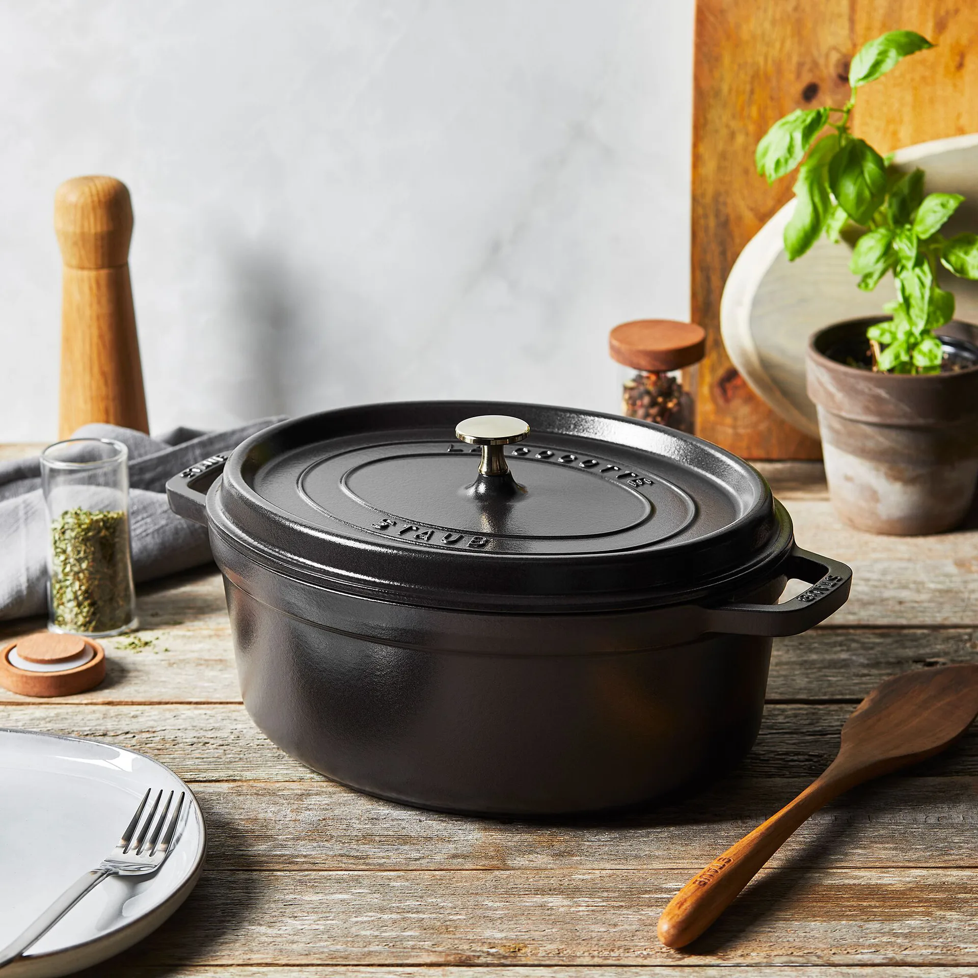 Staub οβάλ γάστρα 4.2 l, μαύρο STAUB