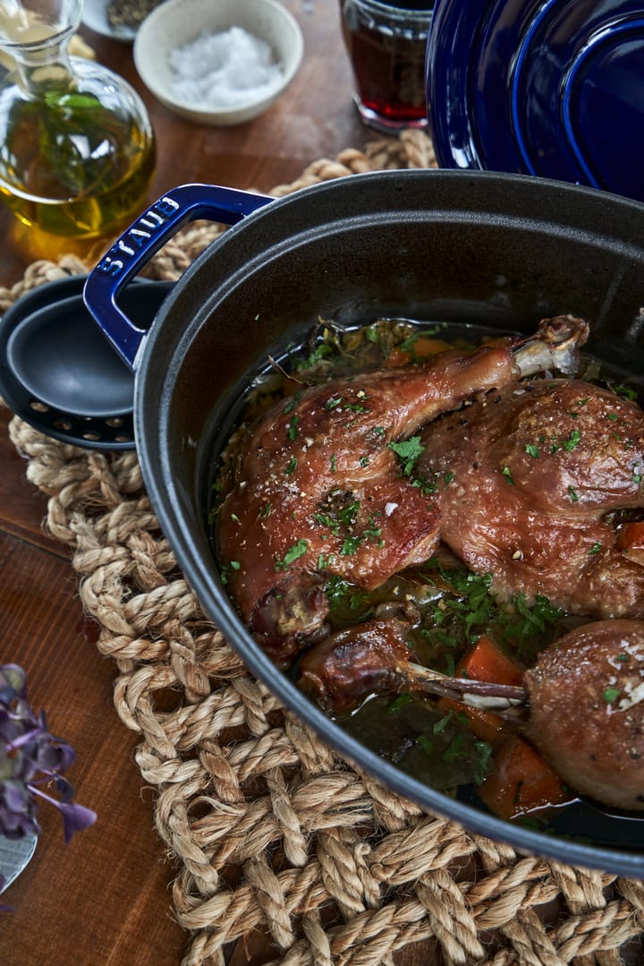 Staub οβάλ γάστρα. Τρεις στρώσεις εμαγιέ 4.2 l, σκούρο μπλε STAUB