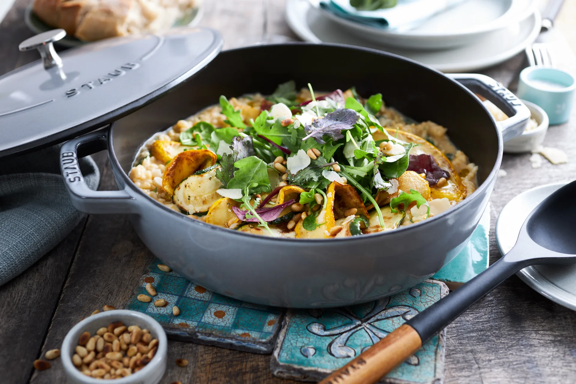 Staub Chistera γάστρα μαντεμένια Ø24 εκ., Γραφίτης γκρι STAUB