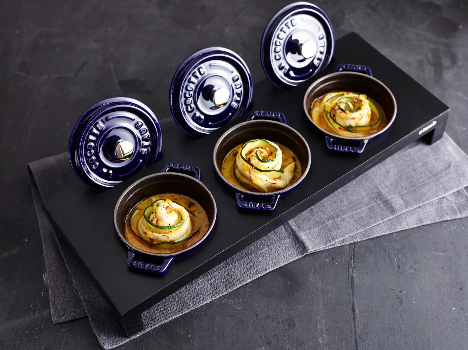 Staub La Cocotte στρογγυλή κατσαρόλα μαντεμένια 0,25 L, Σκούρο μπλε STAUB