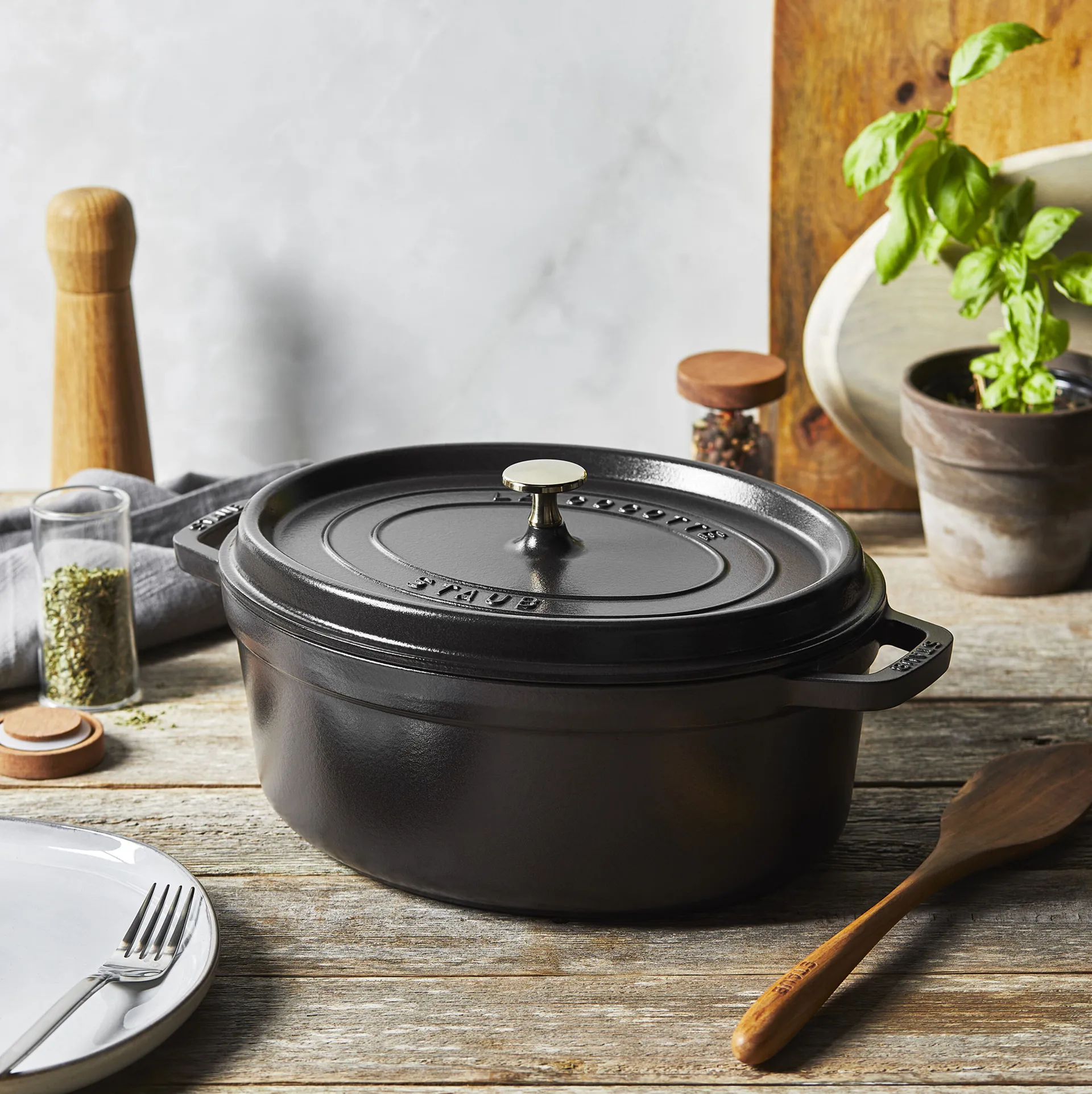 Staub La Cocotte οβάλ κατσαρόλα μαντεμένια 2,35 L, Μάυρο STAUB
