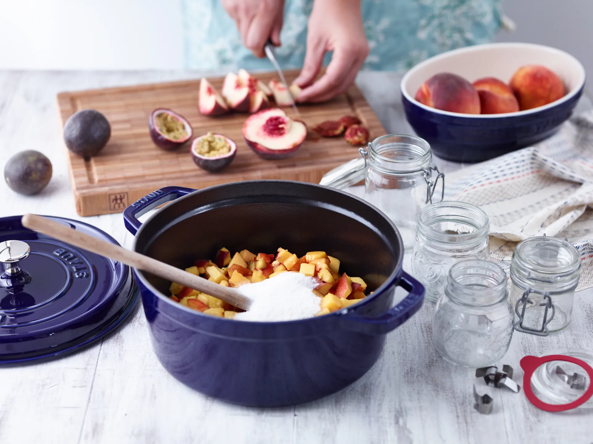 Staub La Cocotte στρογγυλή κατσαρόλα μαντεμένια 2,6 L, Σκούρο μπλε STAUB
