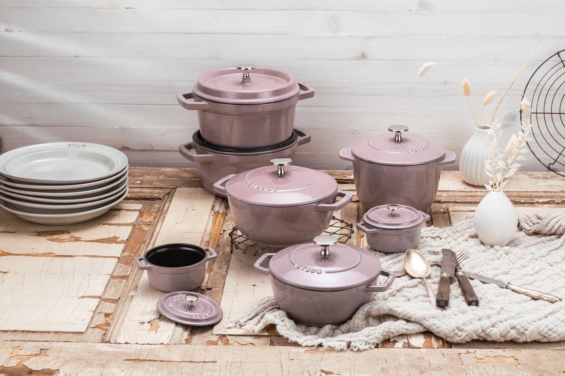 Staub La Cocotte στρογγυλή κατσαρόλα μαντεμένια 3,8 L, Cherry Blossom STAUB