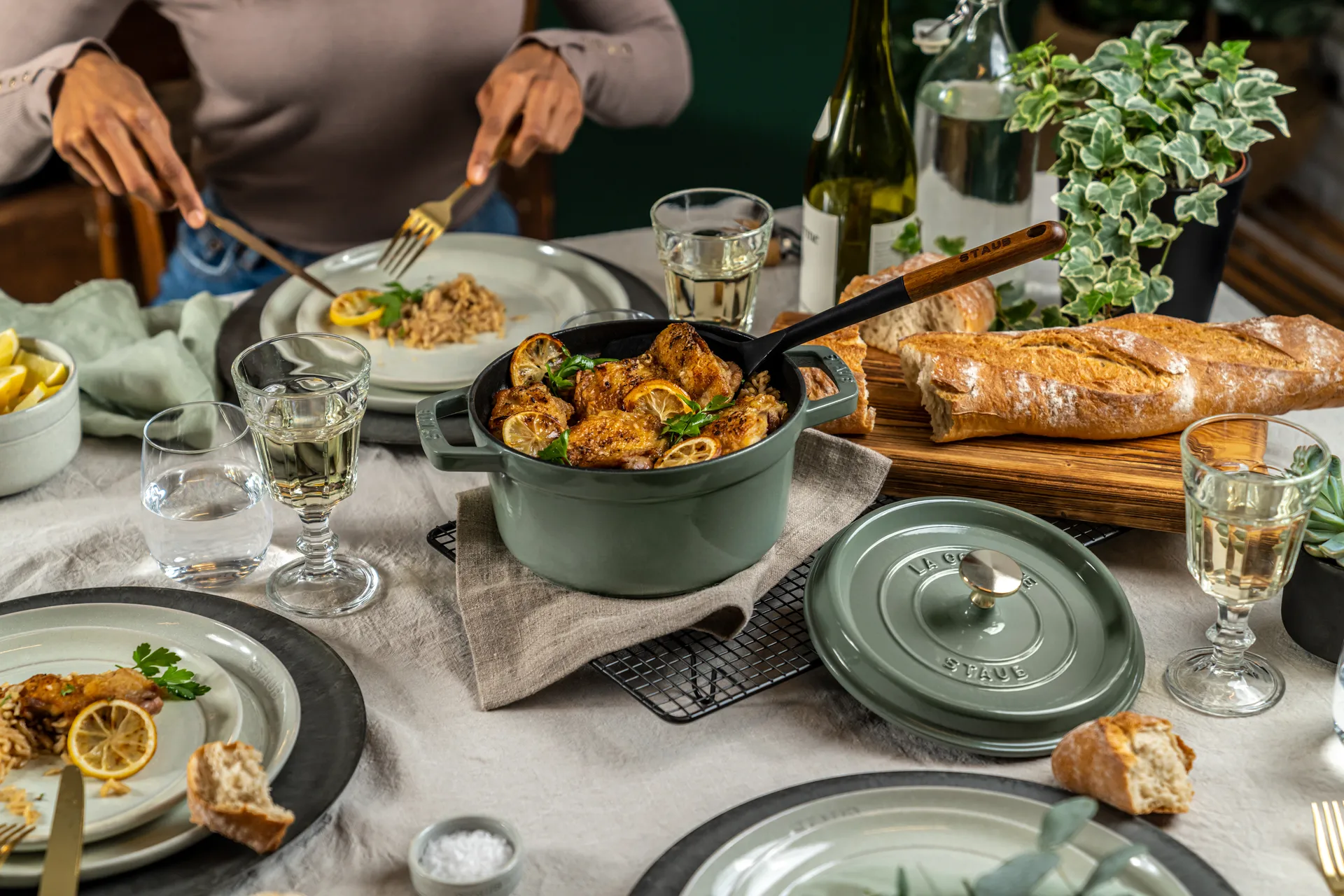 Staub La Cocotte στρογγυλή κατσαρόλα μαντεμένια 3,8 L, Ξύλο ευκαλύπτου STAUB