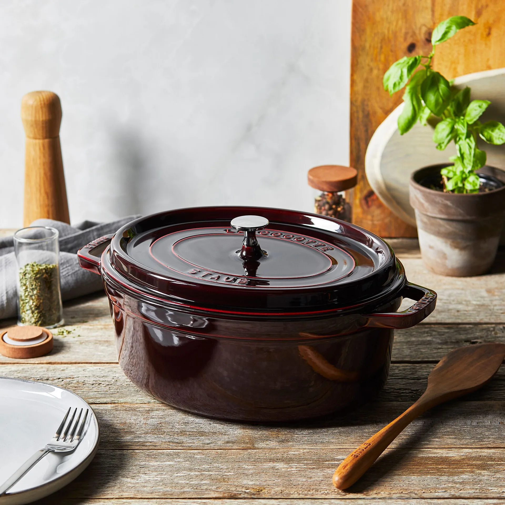 Staub La Cocotte οβάλ κατσαρόλα μαντεμένια 4,2 L, Γρεναδίνι κόκκινο STAUB