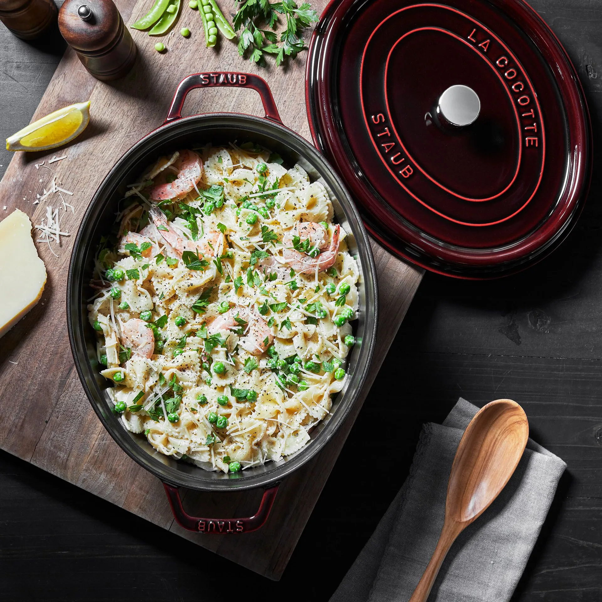 Staub La Cocotte οβάλ κατσαρόλα μαντεμένια 4,2 L, Γρεναδίνι κόκκινο STAUB