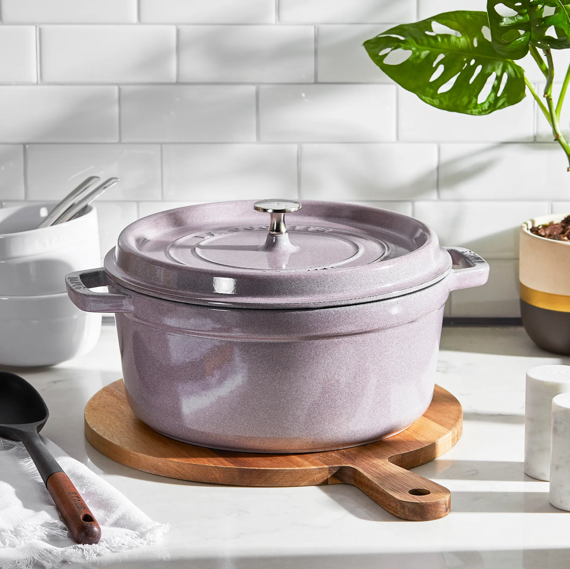 Staub La Cocotte στρογγυλή κατσαρόλα μαντεμένια 5,2 L, Cherry Blossom STAUB