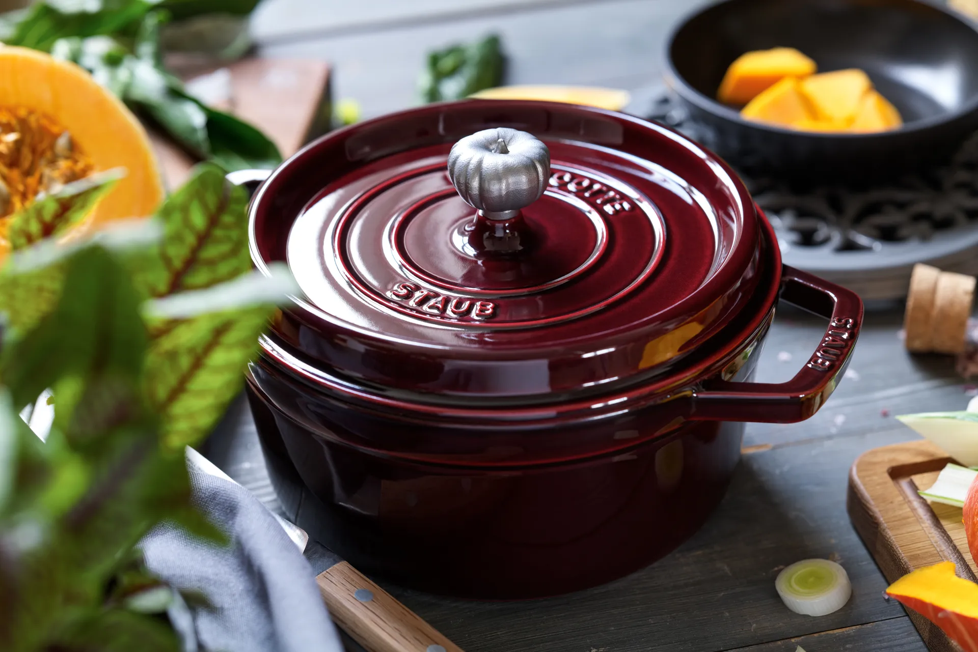 Staub La Cocotte στρογγυλή κατσαρόλα μαντεμένια 5,2 L, Γρεναδίνι κόκκινο STAUB
