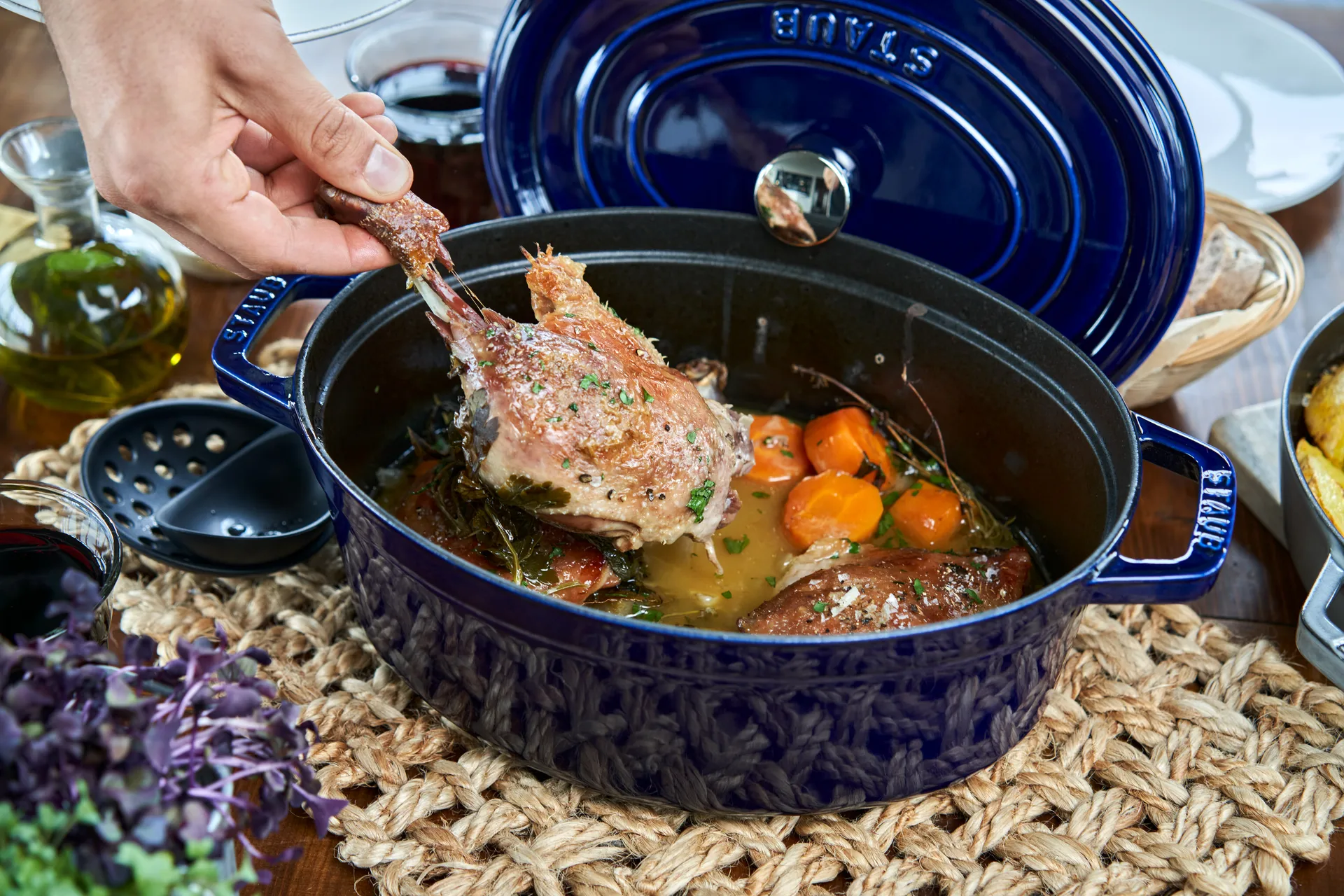 Staub La Cocotte οβάλ κατσαρόλα μαντεμένια 5,5 L, Σκούρο μπλε STAUB