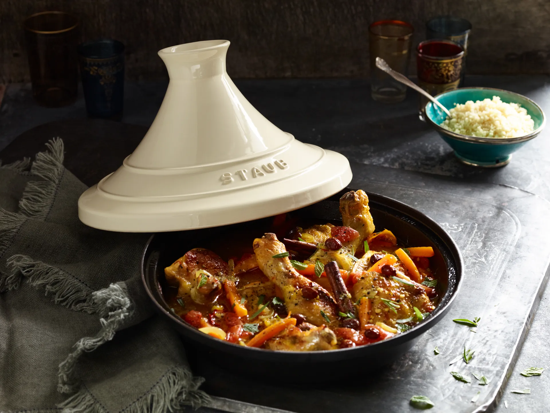 Staub Tagine χυτοσίδηρος μαύρο-μπεζ, 20 εκ. STAUB