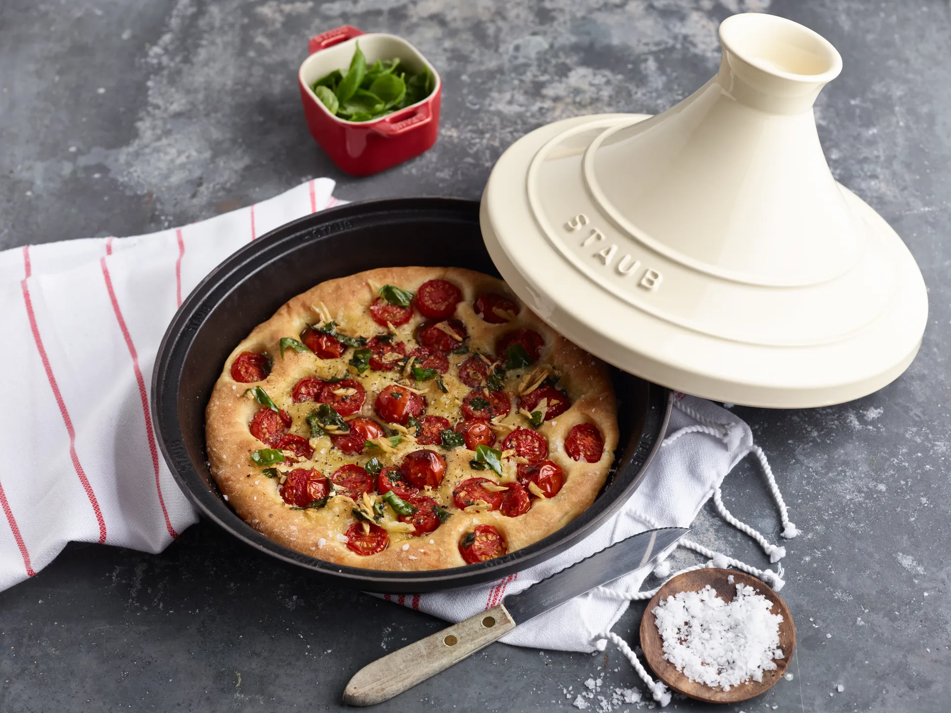 Staub Tagine χυτοσίδηρος μαύρο-μπεζ, 28 εκ. STAUB