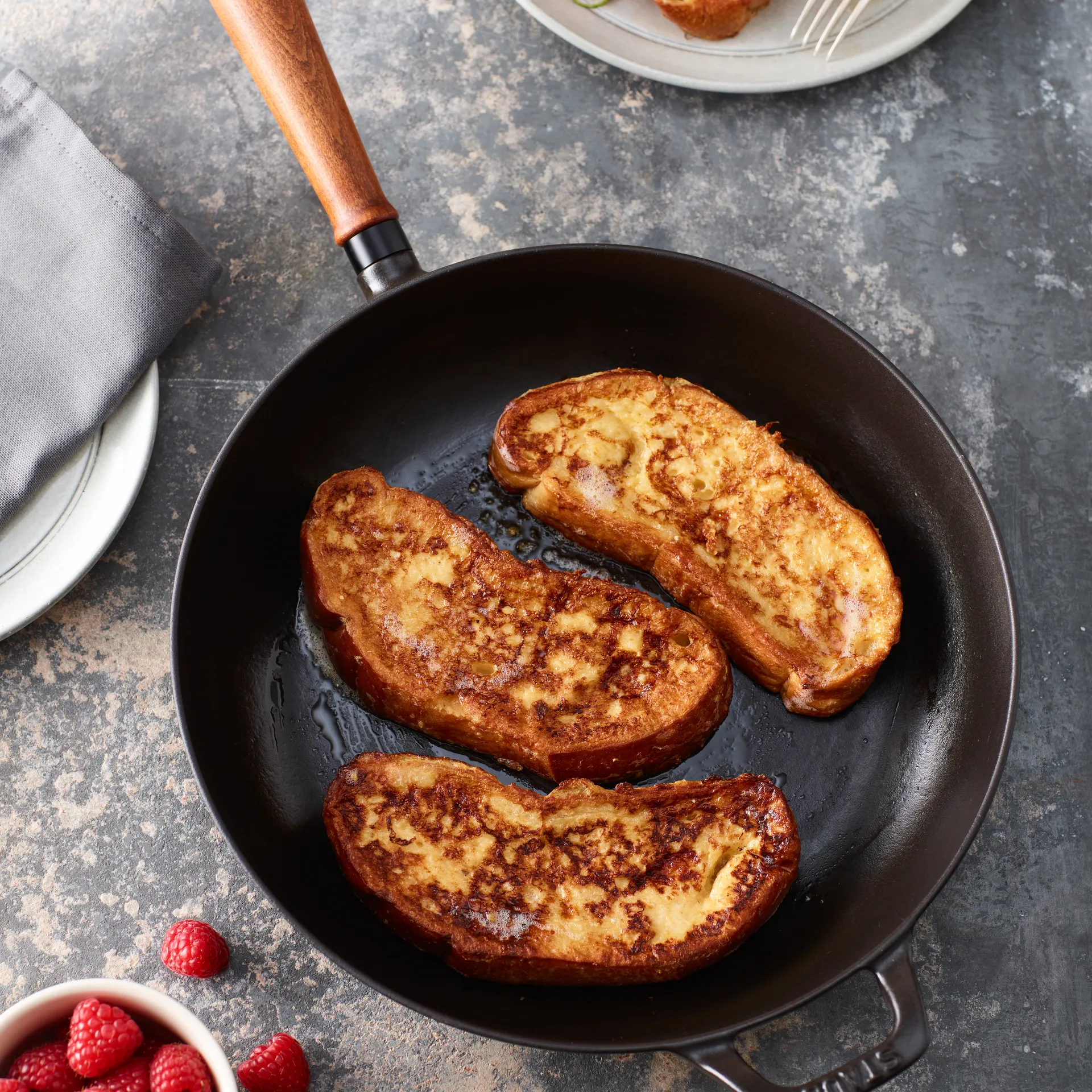 Vintage frying pan with ξύλινο handle Ø 24 cm, Μαύρο STAUB