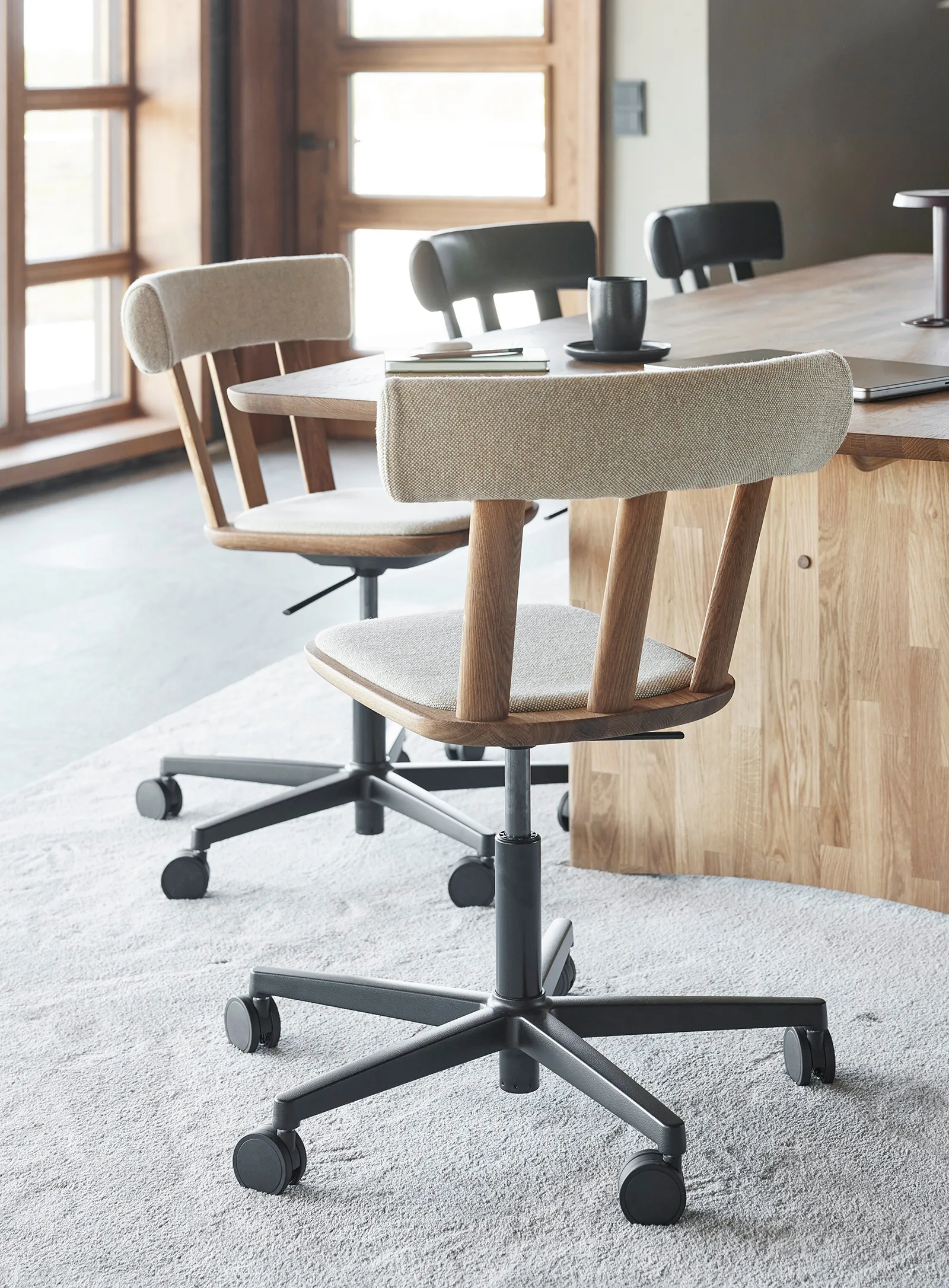 Περιστρεφόμενη δρύινη καρέκλα Alt με ταπετσαρισμένο κάθισμα, Hallingdal 65-220-φυσικό λάδι Stolab