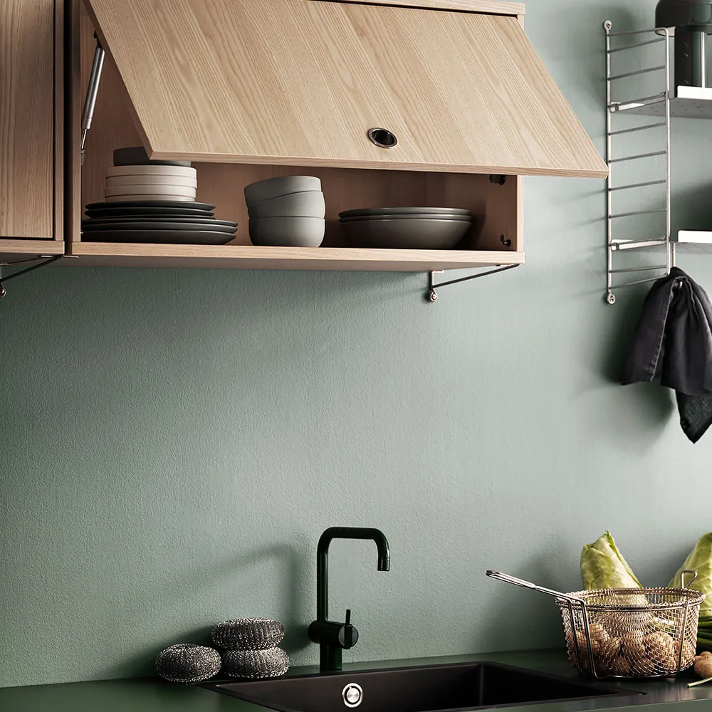 Ντουλάπι String με αναδιπλούμενη πόρτα, Φλαμουριά μαύρο βερνίκι, 78x30 cm String