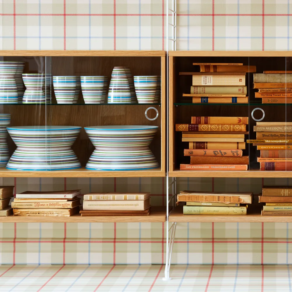 Βιτρίνα επίδειξης String, Μαύρη τέφρα, 78x30 cm String