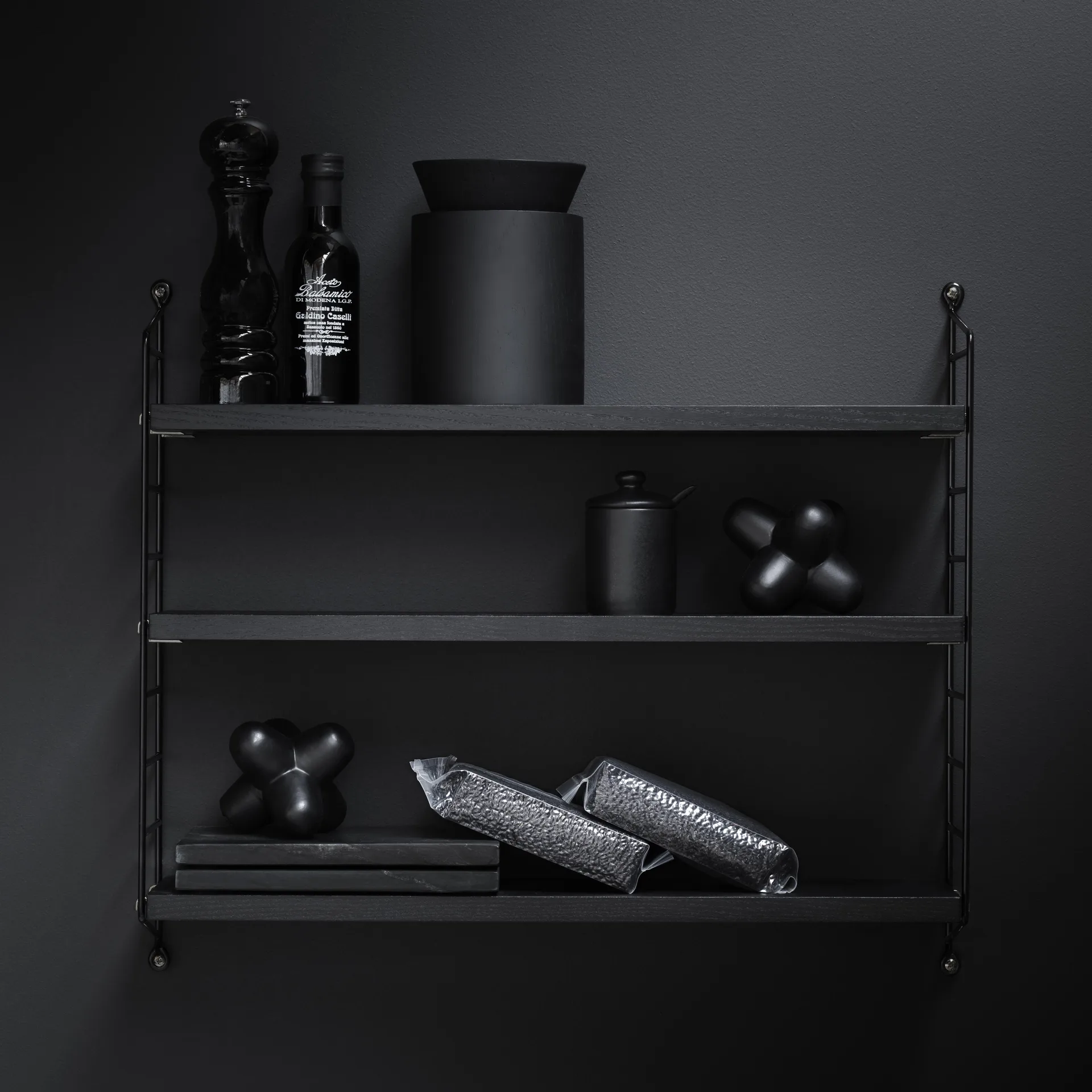 String Ραφιέρα Pocket stained ash (γκρι), δεσποτάκι με μαύρη βαφή String