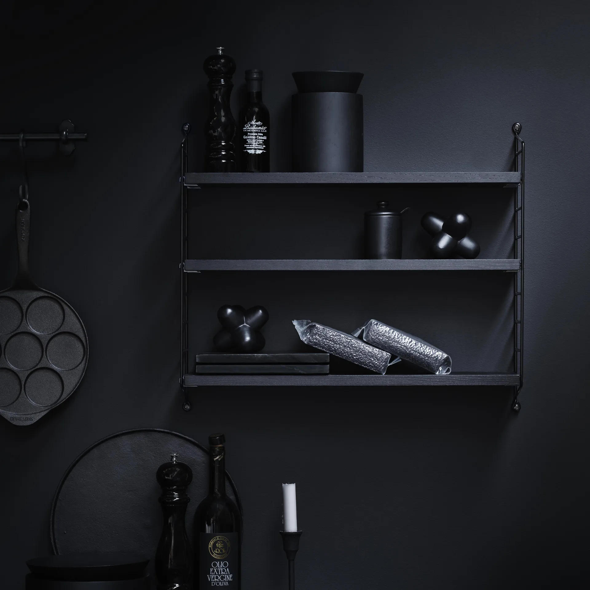 String Ραφιέρα Pocket stained ash (γκρι), δεσποτάκι με μαύρη βαφή String