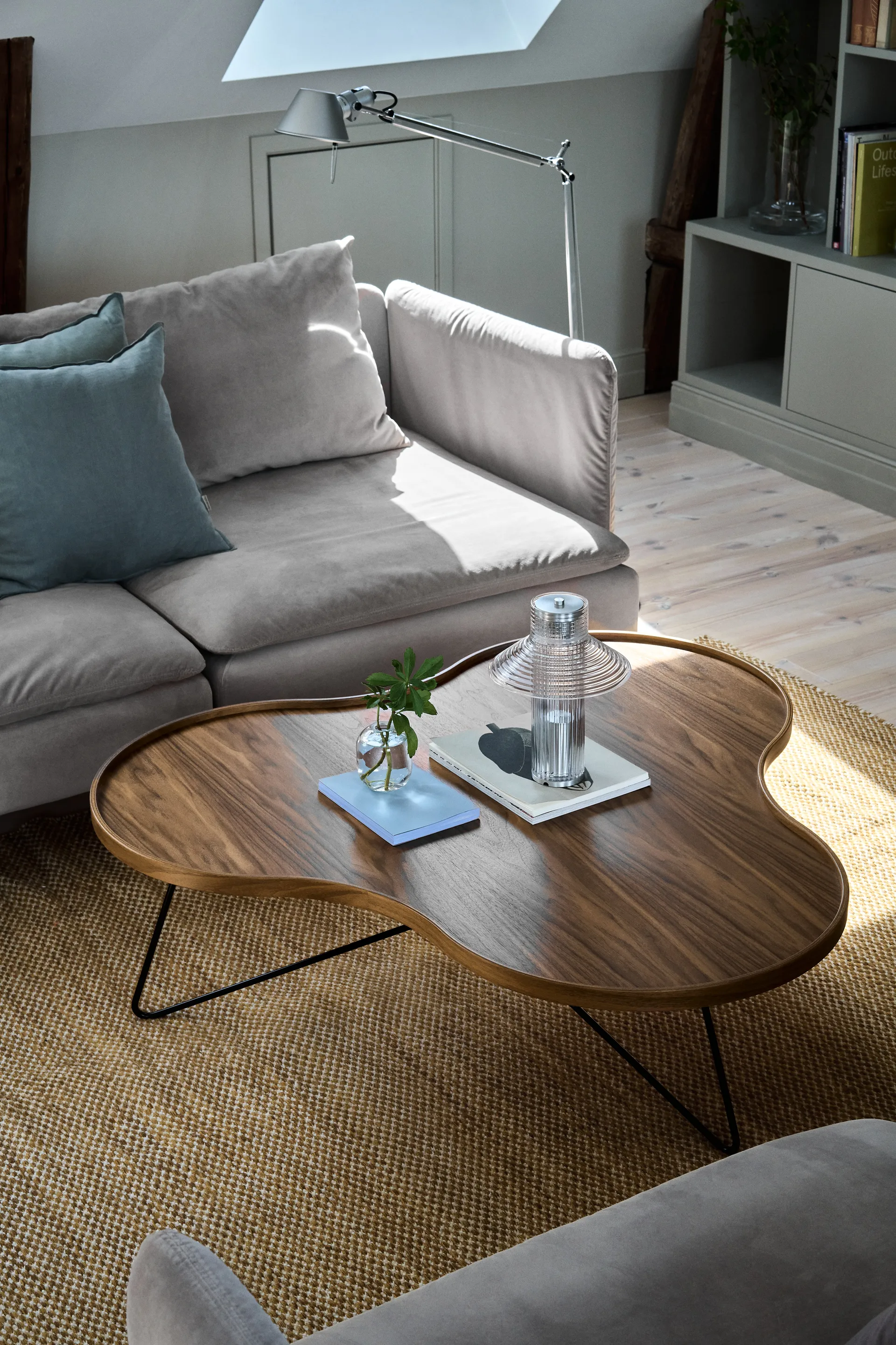 Flower mono τραπέζι Special Edition 107x114 εκ., Ύψος 39 εκ. – βαμμένο καρύδι – μαύρο βαμμένο ατσάλι Swedese