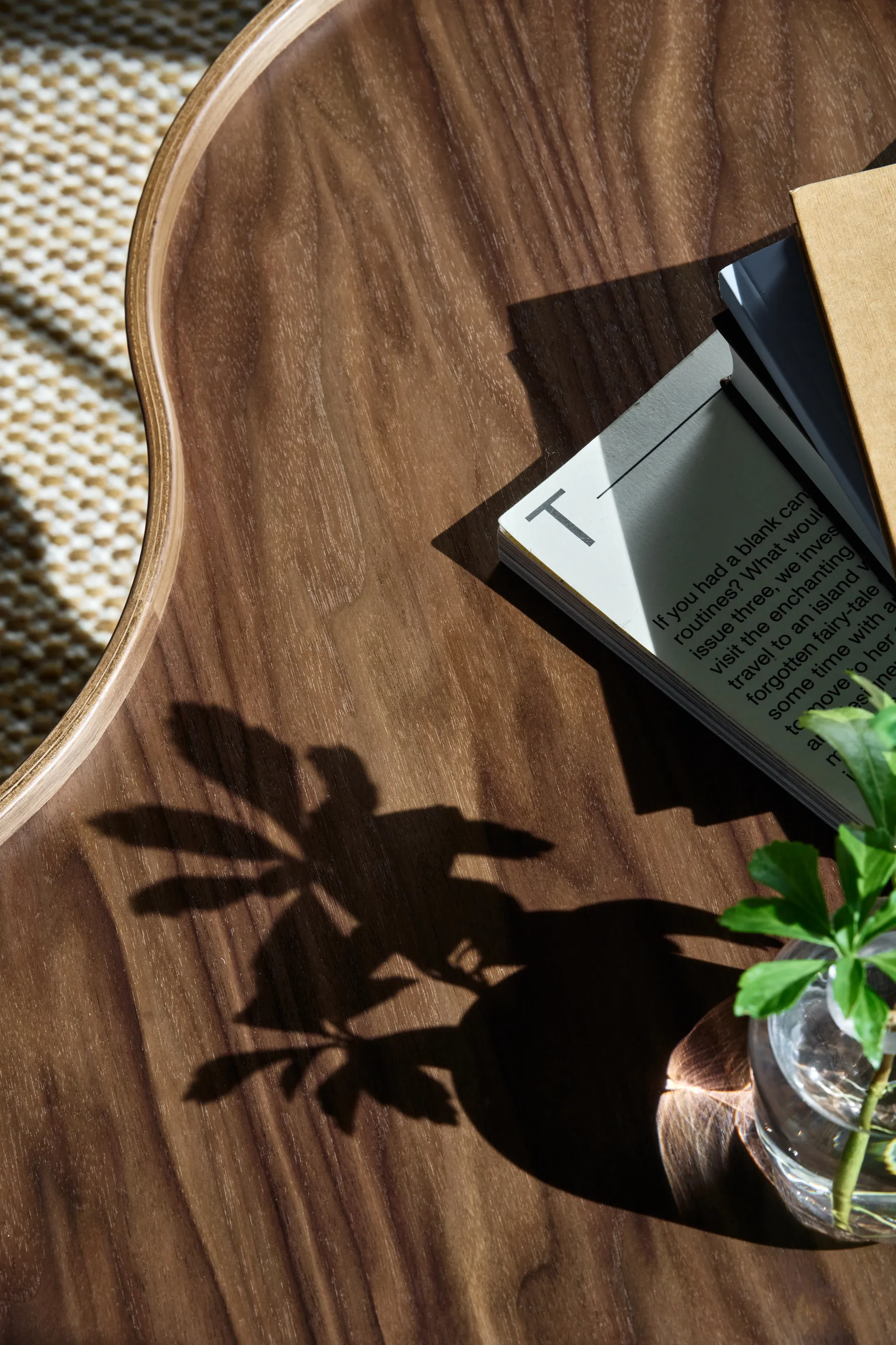 Flower mono τραπέζι Special Edition 107x114 εκ., Ύψος 39 εκ. – βαμμένο καρύδι – επιχρωμιωμένο ατσάλι Swedese