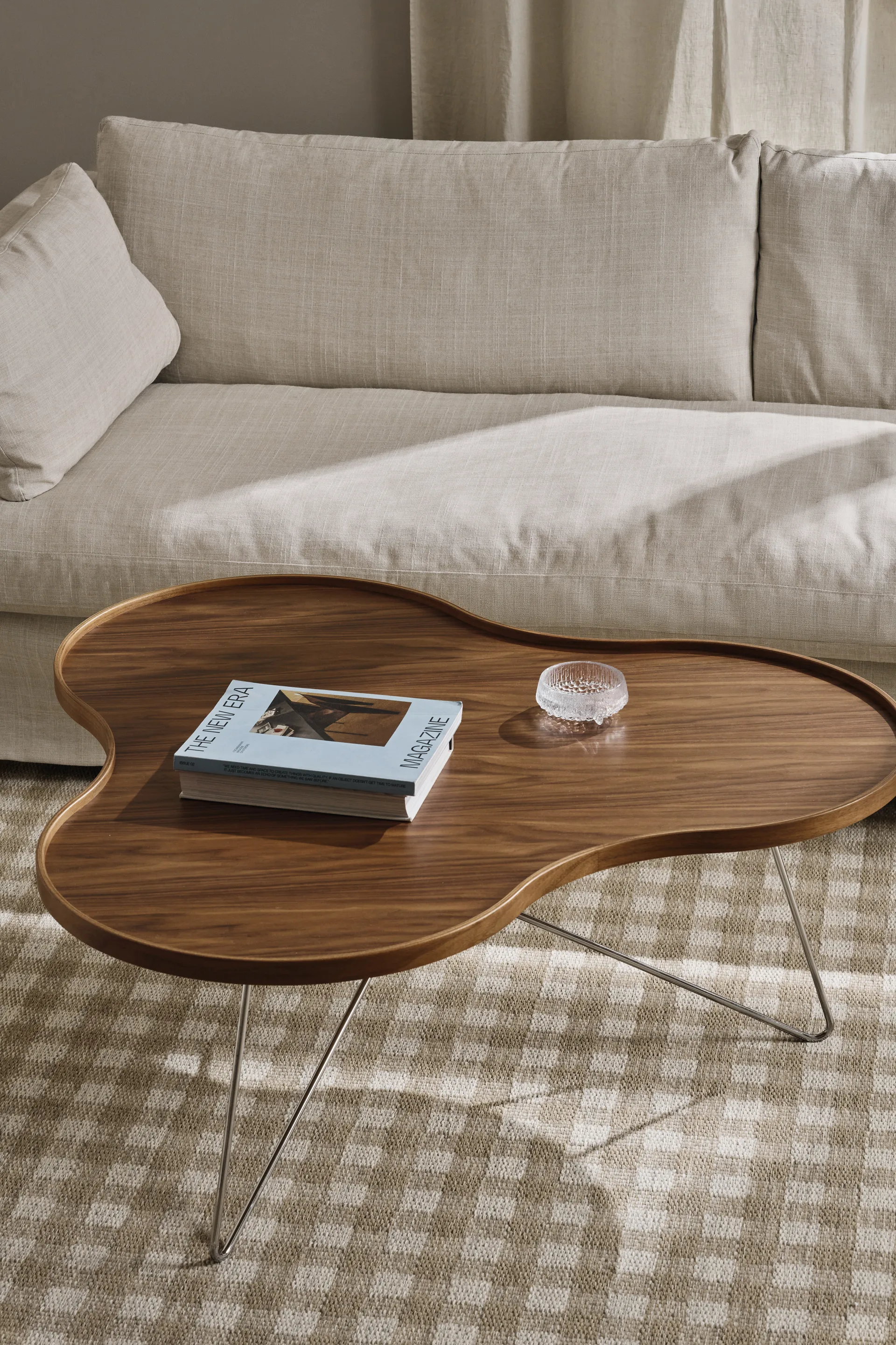 Flower mono τραπέζι Special Edition 107x114 εκ., Ύψος 45 εκ. – βαμμένο καρύδι – επιχρωμιωμένο ατσάλι Swedese