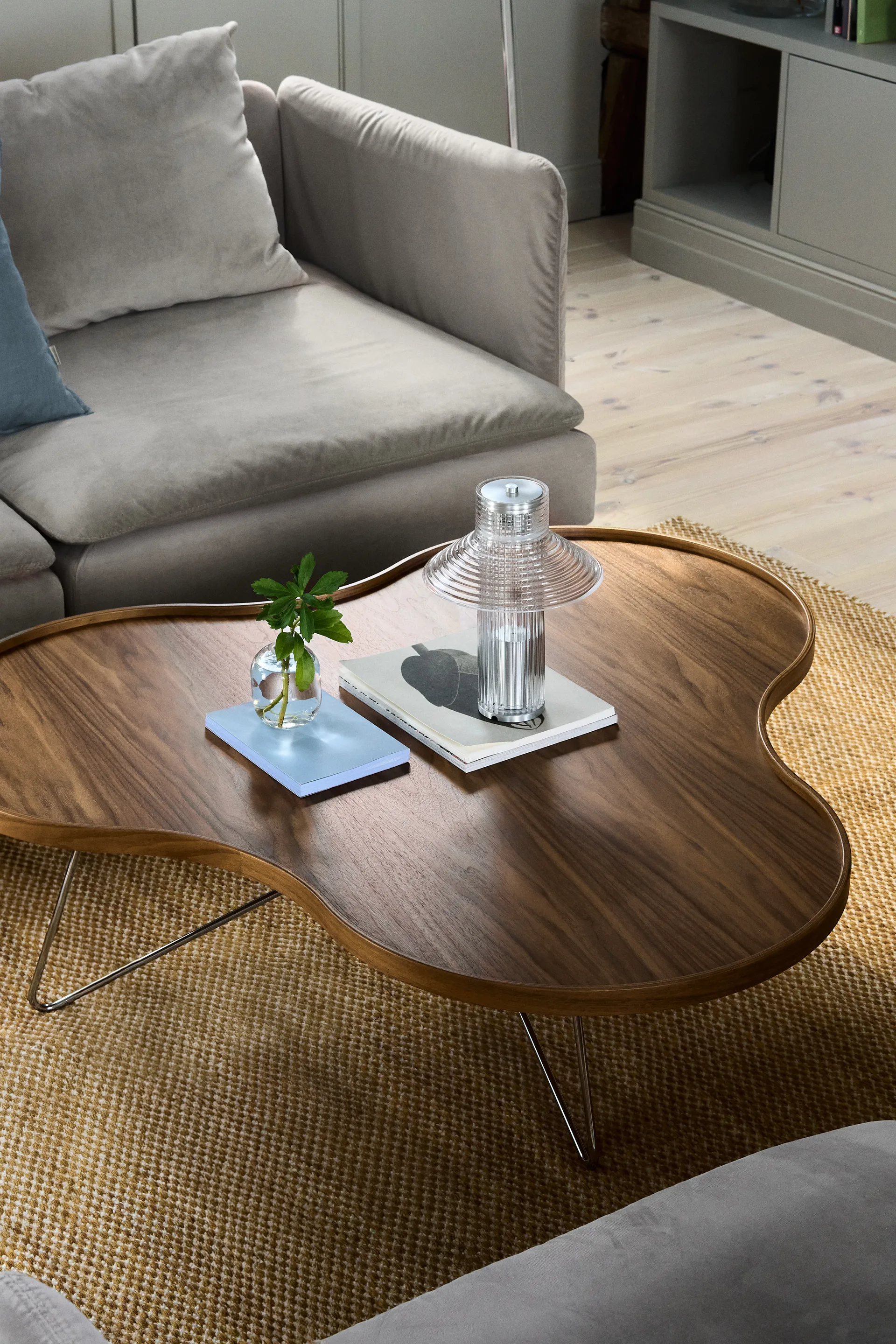 Flower mono τραπέζι Special Edition 107x114 εκ., Ύψος 45 εκ. – βαμμένο καρύδι – επιχρωμιωμένο ατσάλι Swedese