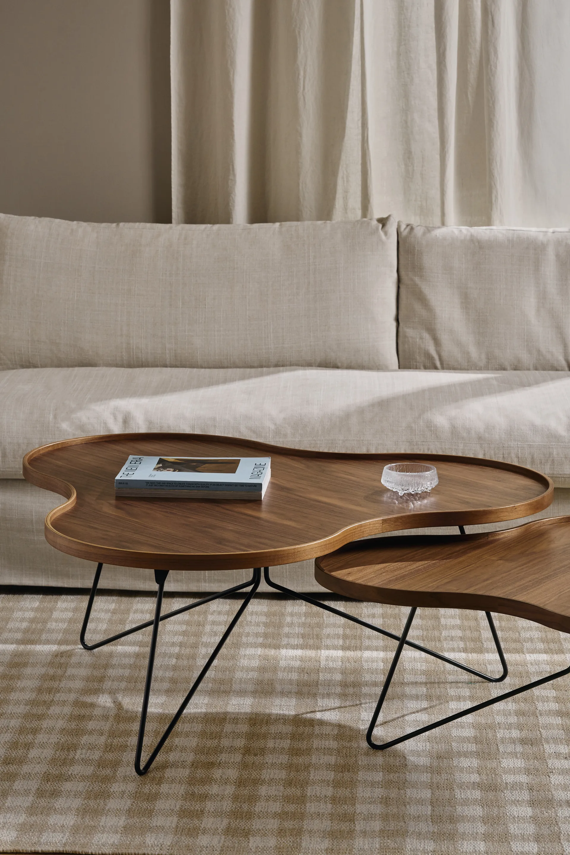 Flower mono τραπέζι Special Edition 62x66 εκ., Ύψος 39 εκ. – βαμμένο καρύδι – μαύρο βαμμένο ατσάλι Swedese