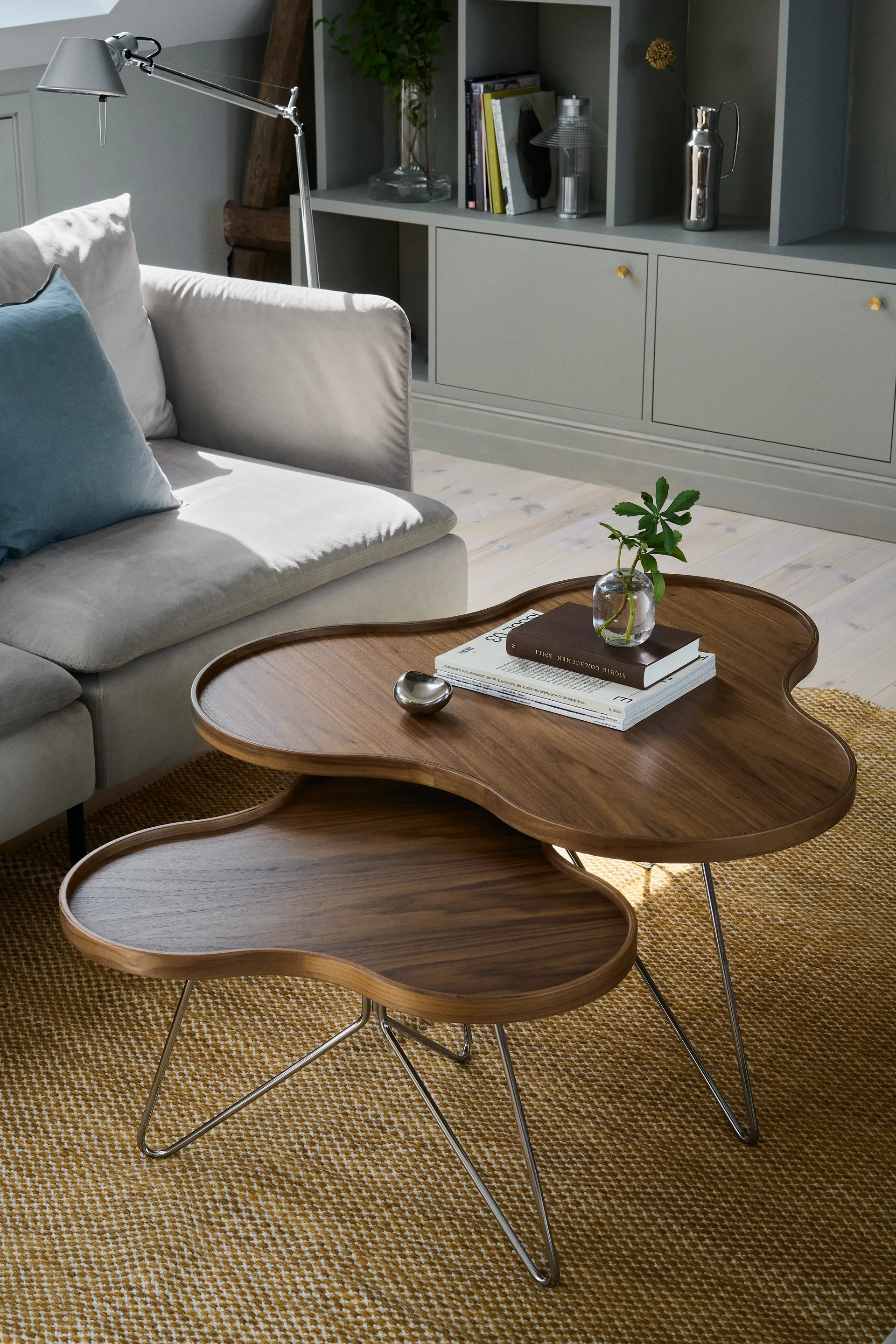 Flower mono τραπέζι Special Edition 62x66 εκ., Ύψος 39 εκ. – βαμμένο καρύδι – επιχρωμιωμένο ατσάλι Swedese