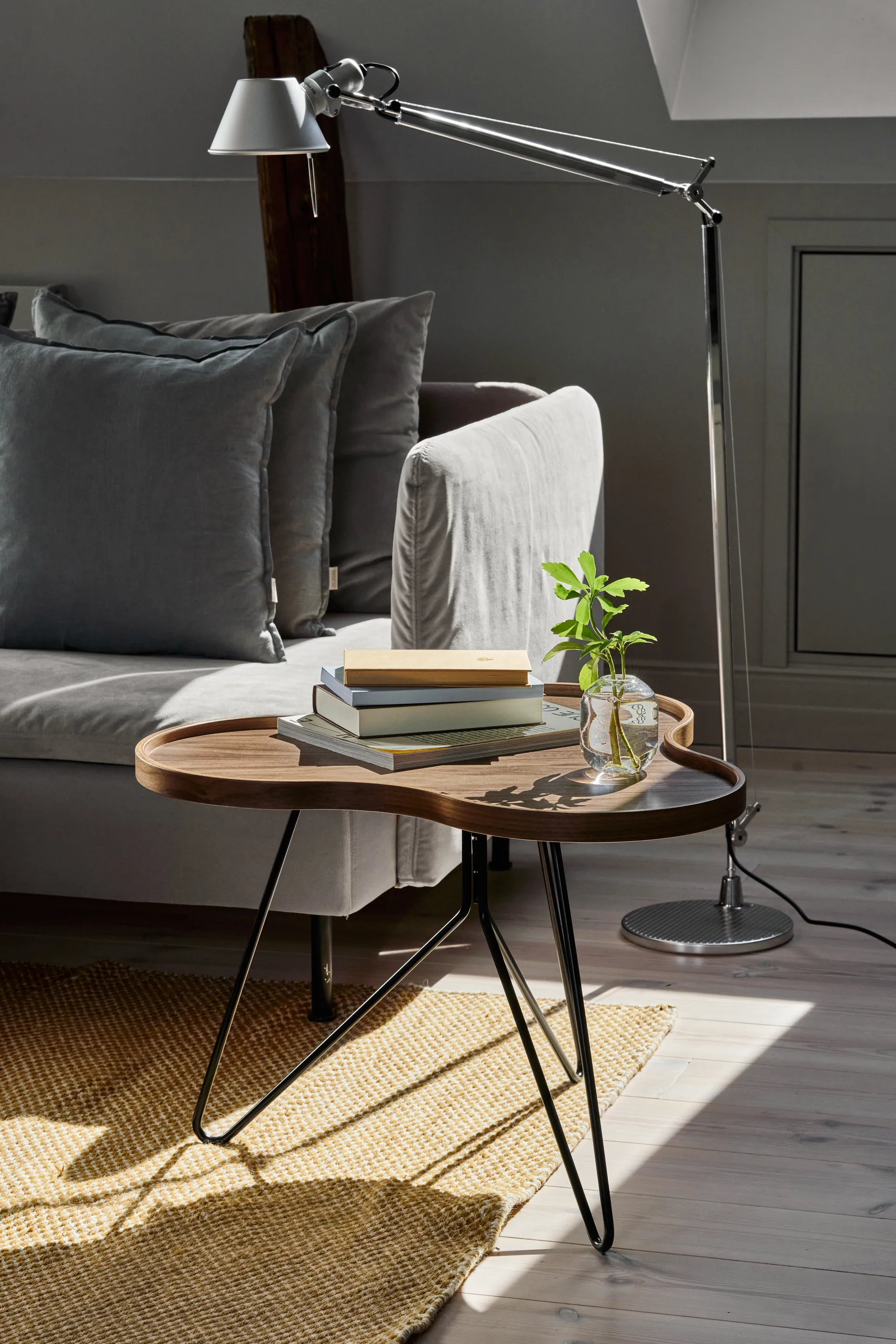 Flower mono τραπέζι Special Edition 62x66 εκ., Ύψος 45 εκ. – βαμμένο καρύδι – μαύρο βαμμένο ατσάλι Swedese