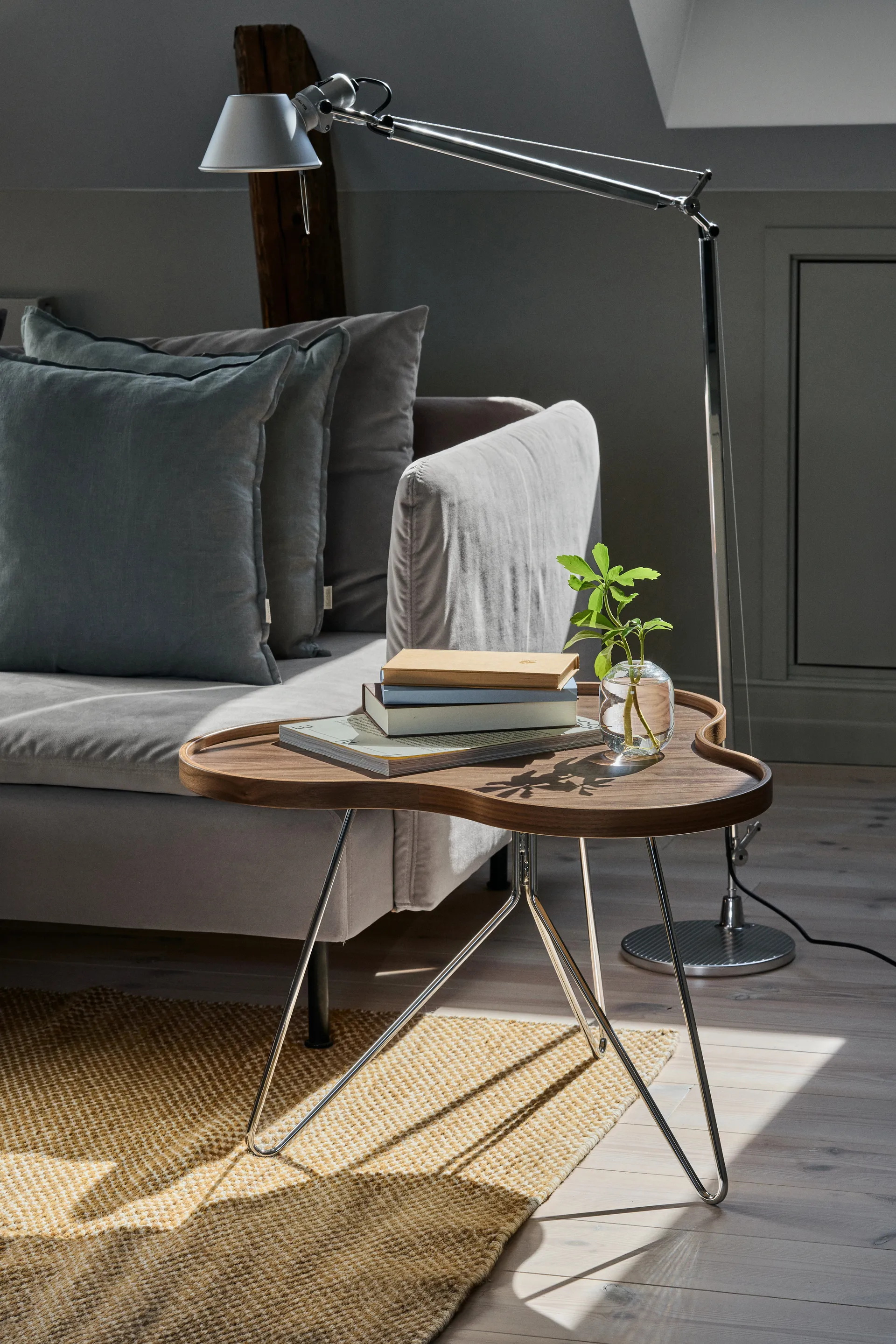 Flower mono τραπέζι Special Edition 62x66 εκ., Ύψος 45 εκ. – βαμμένο καρύδι – επιχρωμιωμένο ατσάλι Swedese