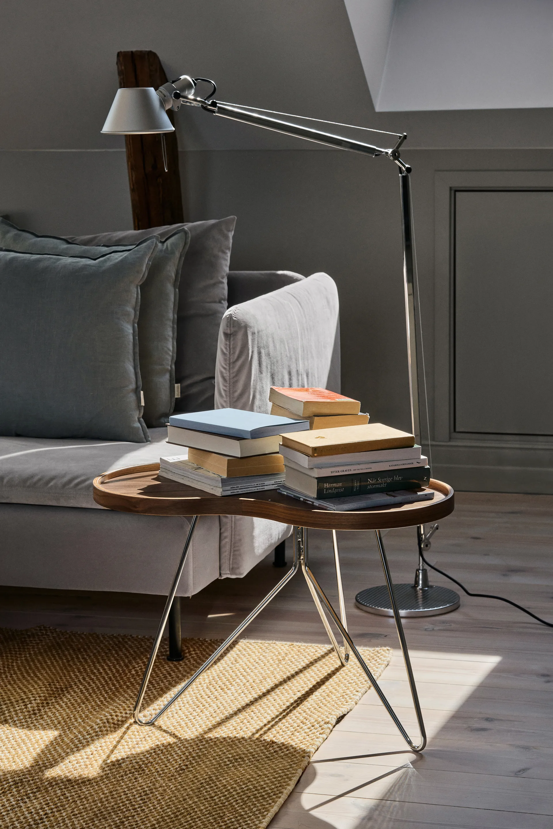 Flower mono τραπέζι Special Edition 62x66 εκ., Ύψος 45 εκ. – βαμμένο καρύδι – επιχρωμιωμένο ατσάλι Swedese