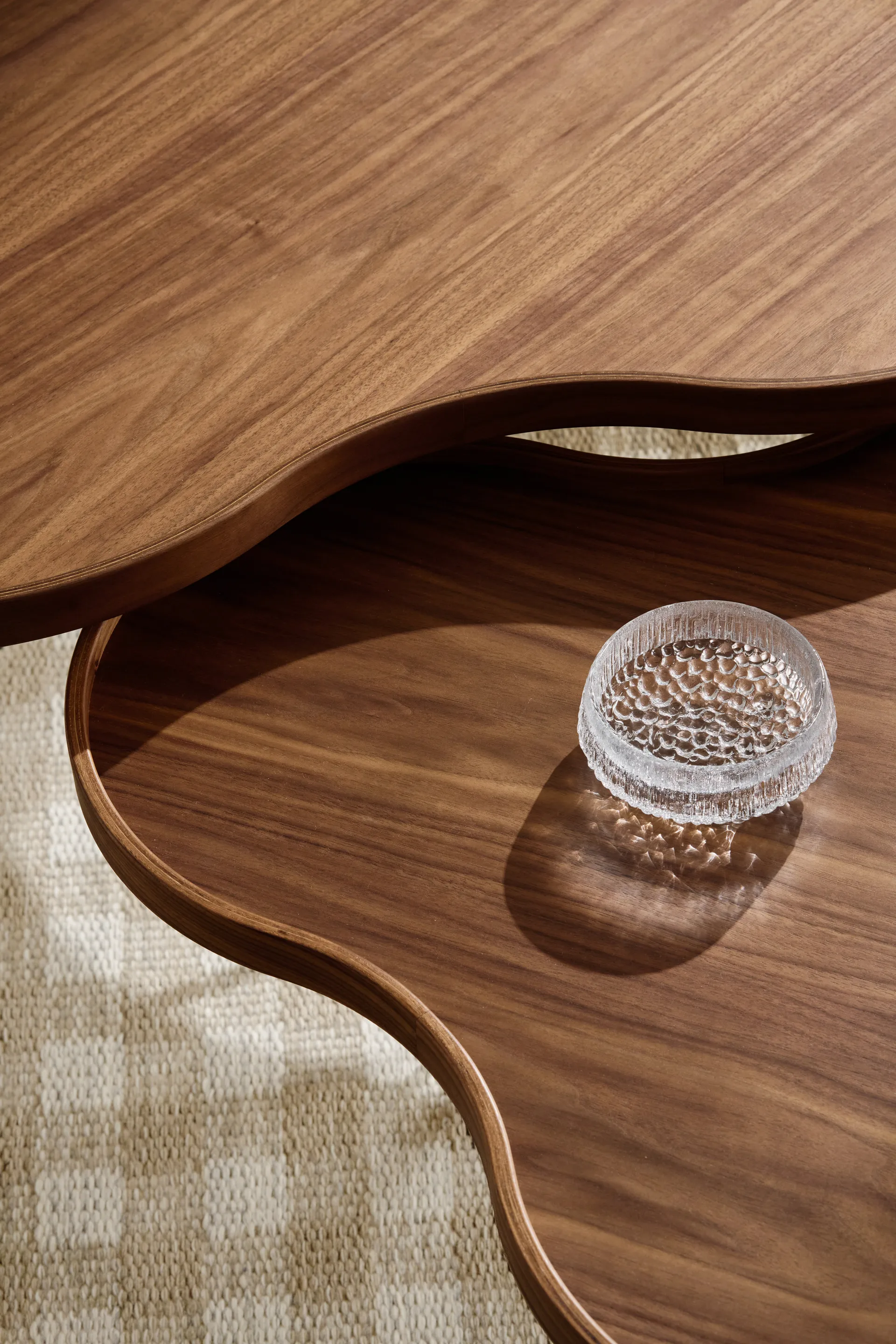 Flower mono τραπέζι Special Edition 84x90 εκ., Ύψος 39 εκ. – βαμμένο καρύδι – μαύρο βαμμένο ατσάλι Swedese