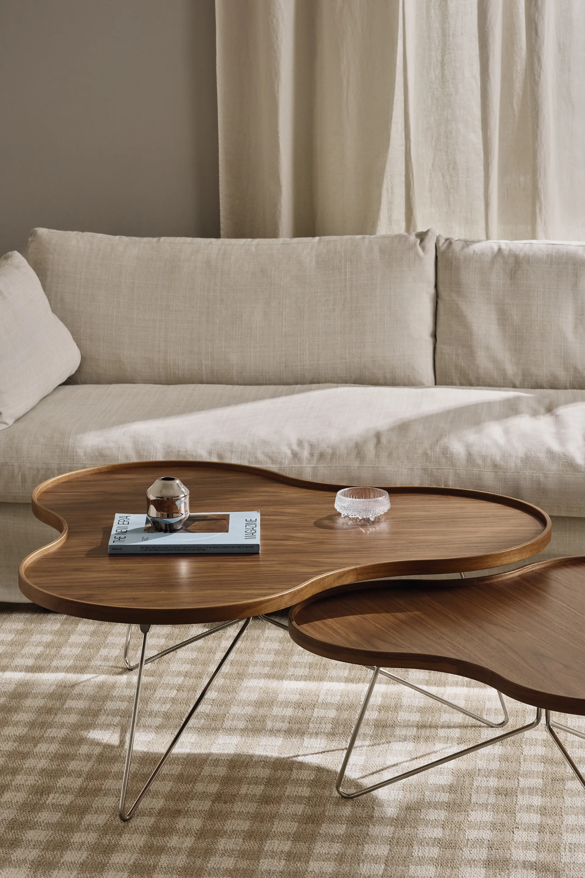 Flower mono τραπέζι Special Edition 84x90 εκ., Ύψος 39 εκ. – βαμμένο καρύδι – επιχρωμιωμένο ατσάλι Swedese