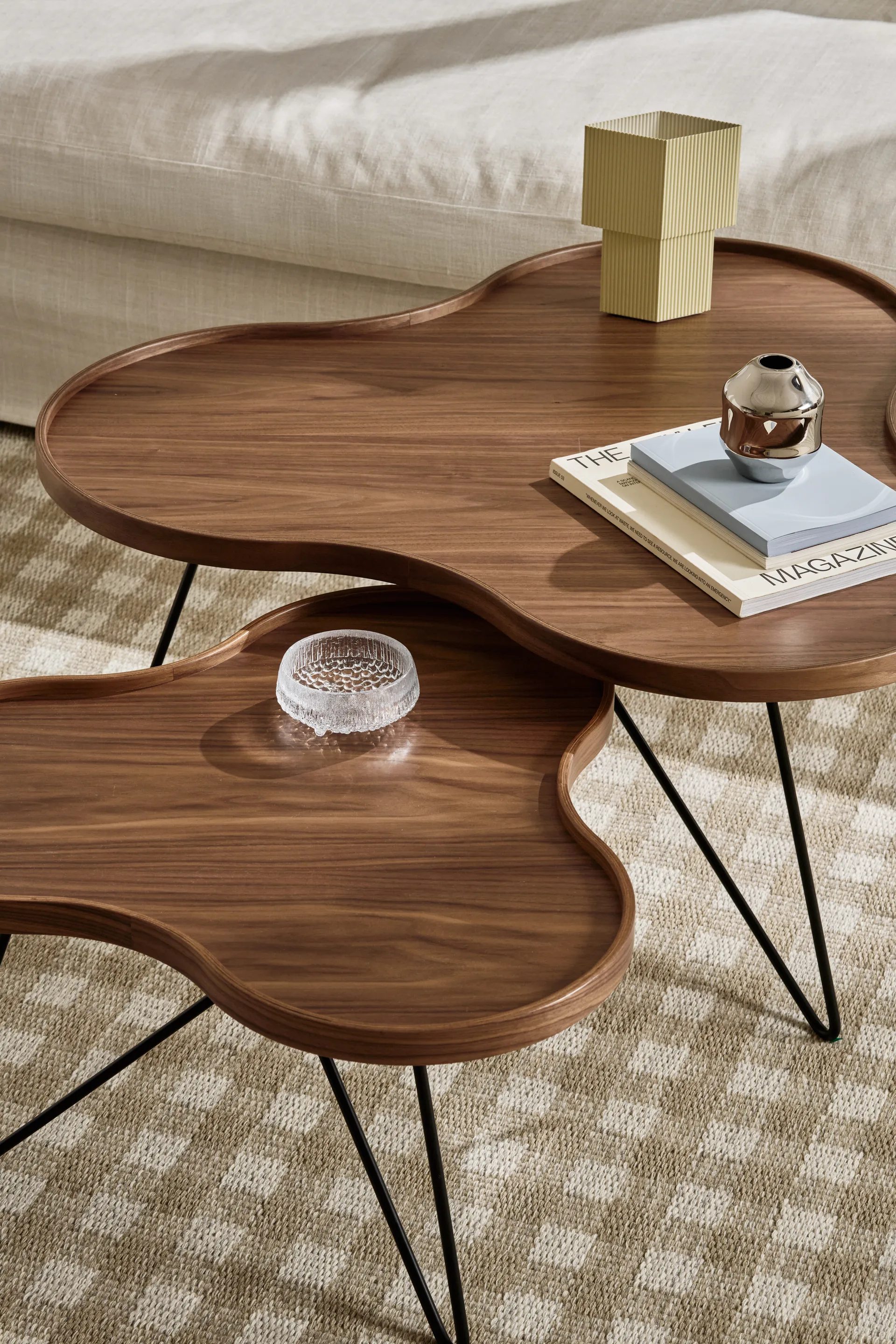 Flower mono τραπέζι Special Edition 84x90 εκ., Ύψος 45 εκ. – βαμμένο καρύδι – μαύρο βαμμένο ατσάλι Swedese