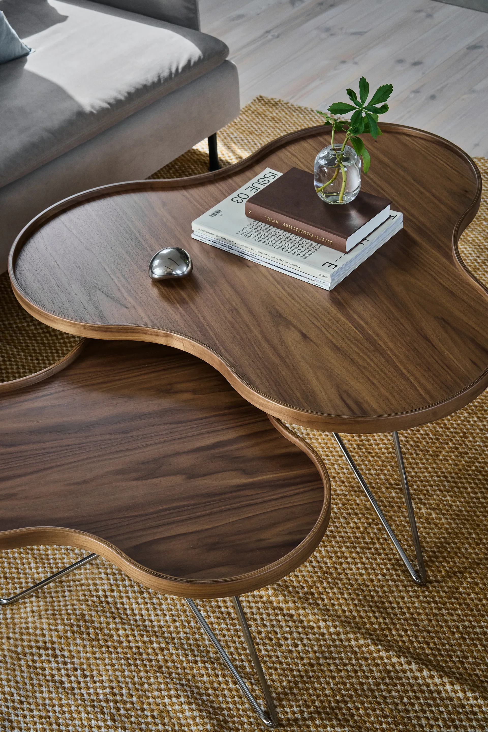 Flower mono τραπέζι Special Edition 84x90 εκ., Ύψος 45 εκ. – βαμμένο καρύδι – επιχρωμιωμένο ατσάλι Swedese