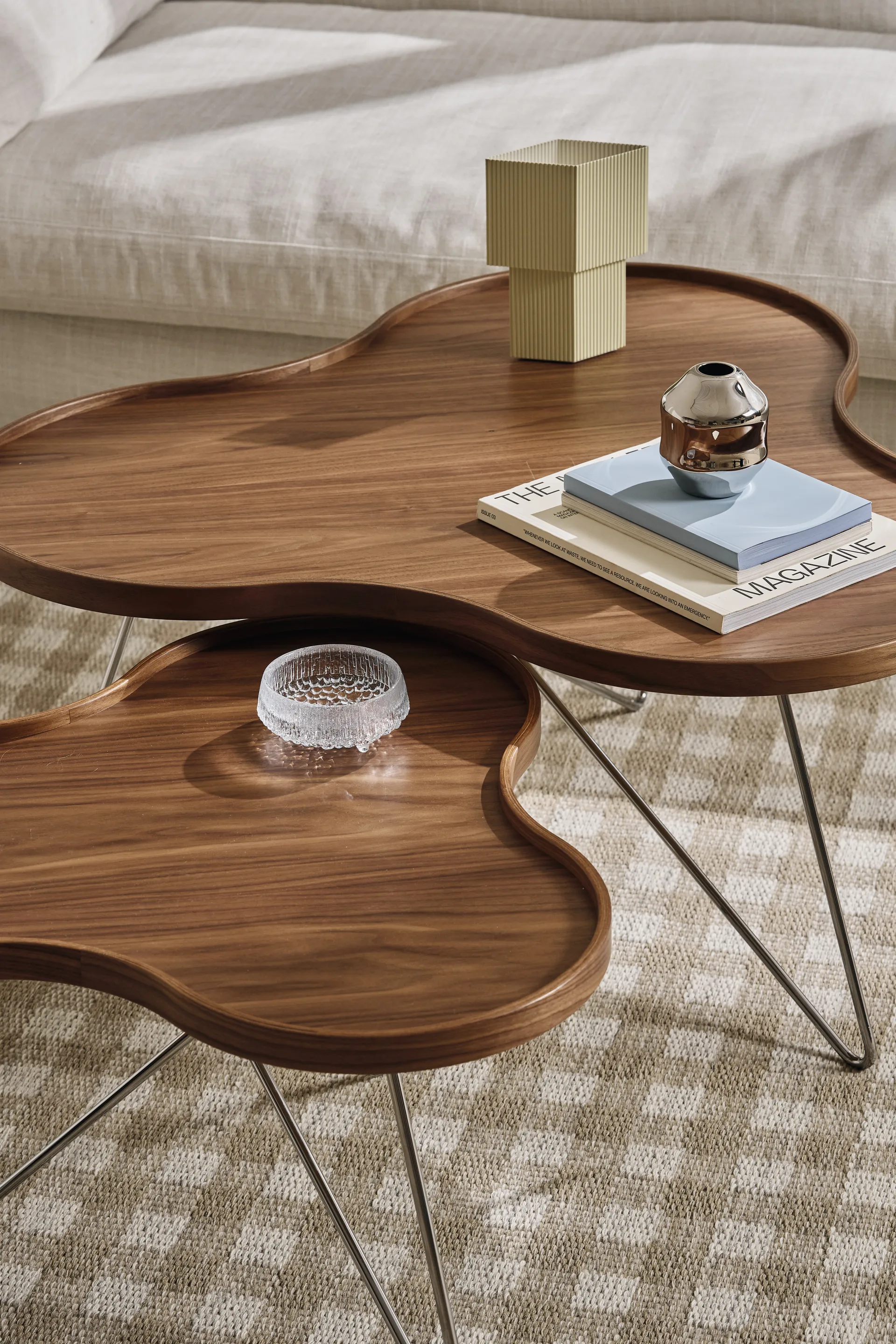 Flower mono τραπέζι Special Edition 84x90 εκ., Ύψος 45 εκ. – βαμμένο καρύδι – επιχρωμιωμένο ατσάλι Swedese