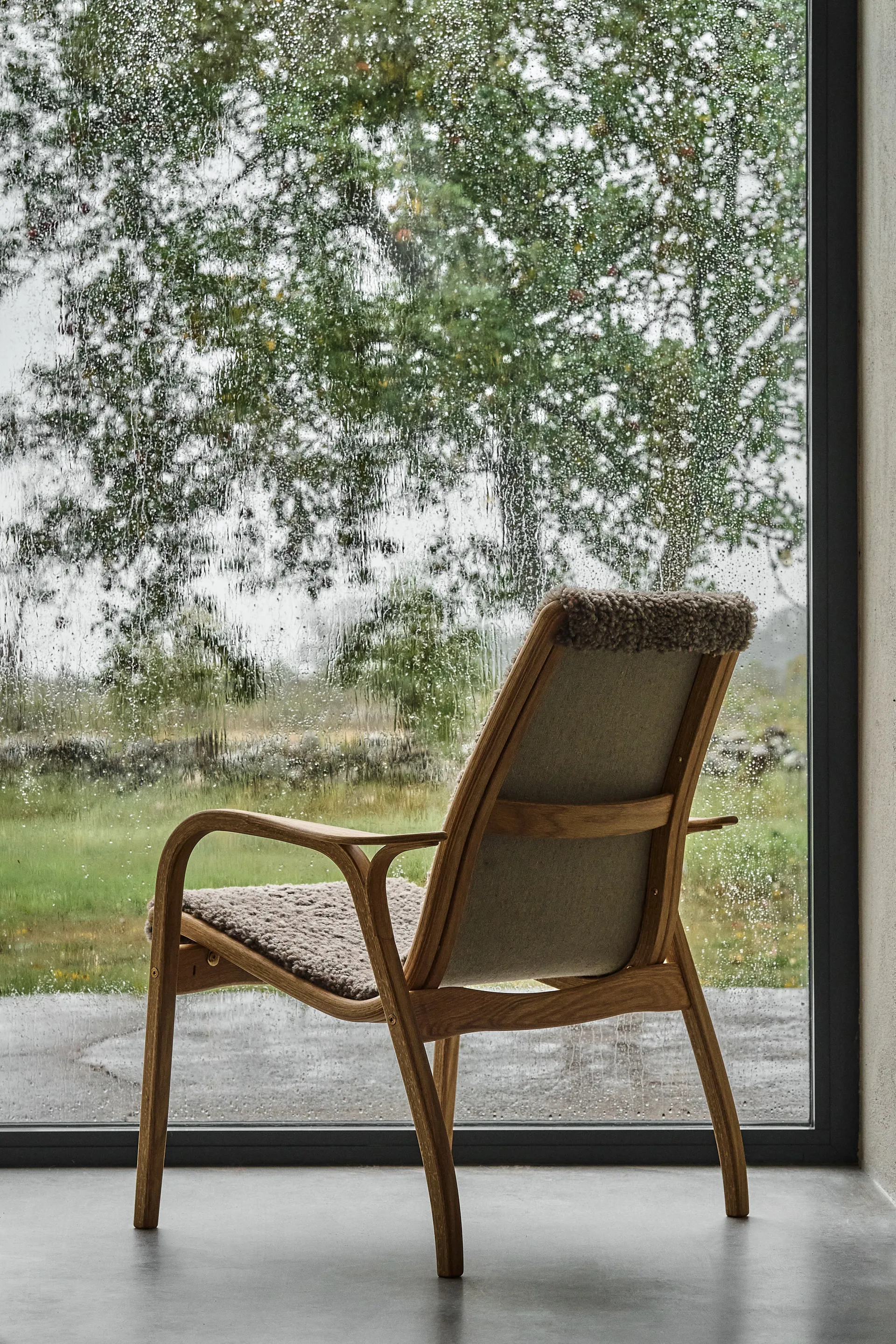 Laminett πολυθρόνα λαδωμένη δρυς/δέρμα προβάτου, Σαχάρα (καφέ νουγκά) Swedese