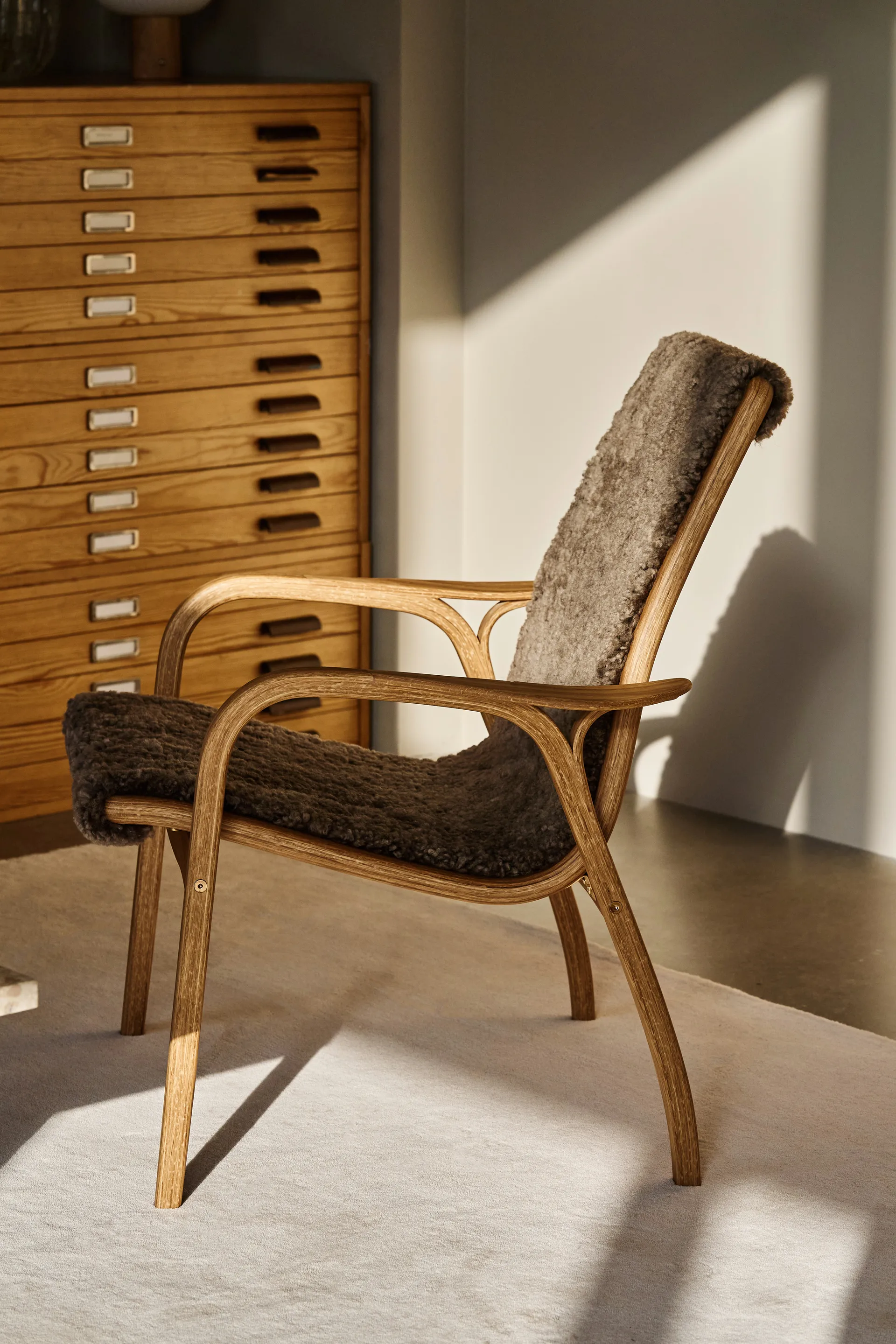 Laminett πολυθρόνα λαδωμένη δρυς/δέρμα προβάτου, Σαχάρα (καφέ νουγκά) Swedese