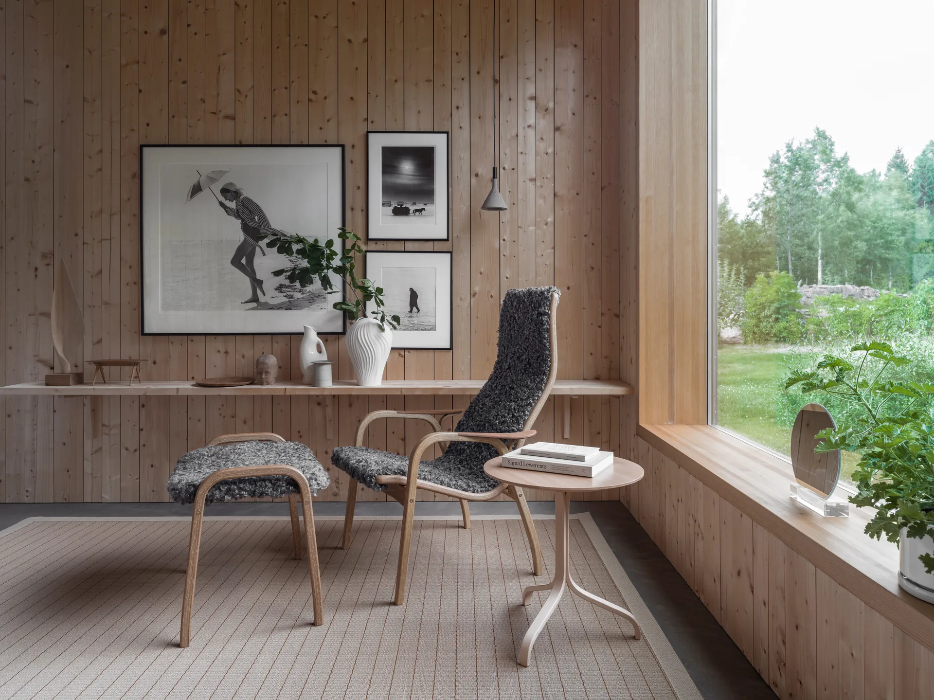 Καρέκλα με μπράτσα και υποπόδιο, Lamino, λαδωμένη δρυς/προβιά, Sahara (νουγκά-καφέ) Swedese