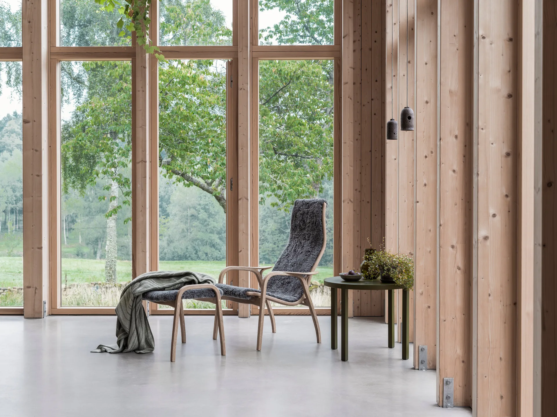 Καρέκλα με μπράτσα και υποπόδιο, Lamino, λαδωμένη δρυς/προβιά, Sahara (νουγκά-καφέ) Swedese