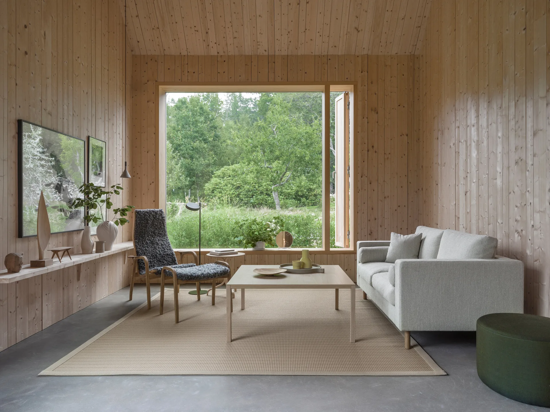 Καρέκλα με μπράτσα και υποπόδιο, Lamino, λαδωμένη δρυς/προβιά, Sahara (νουγκά-καφέ) Swedese