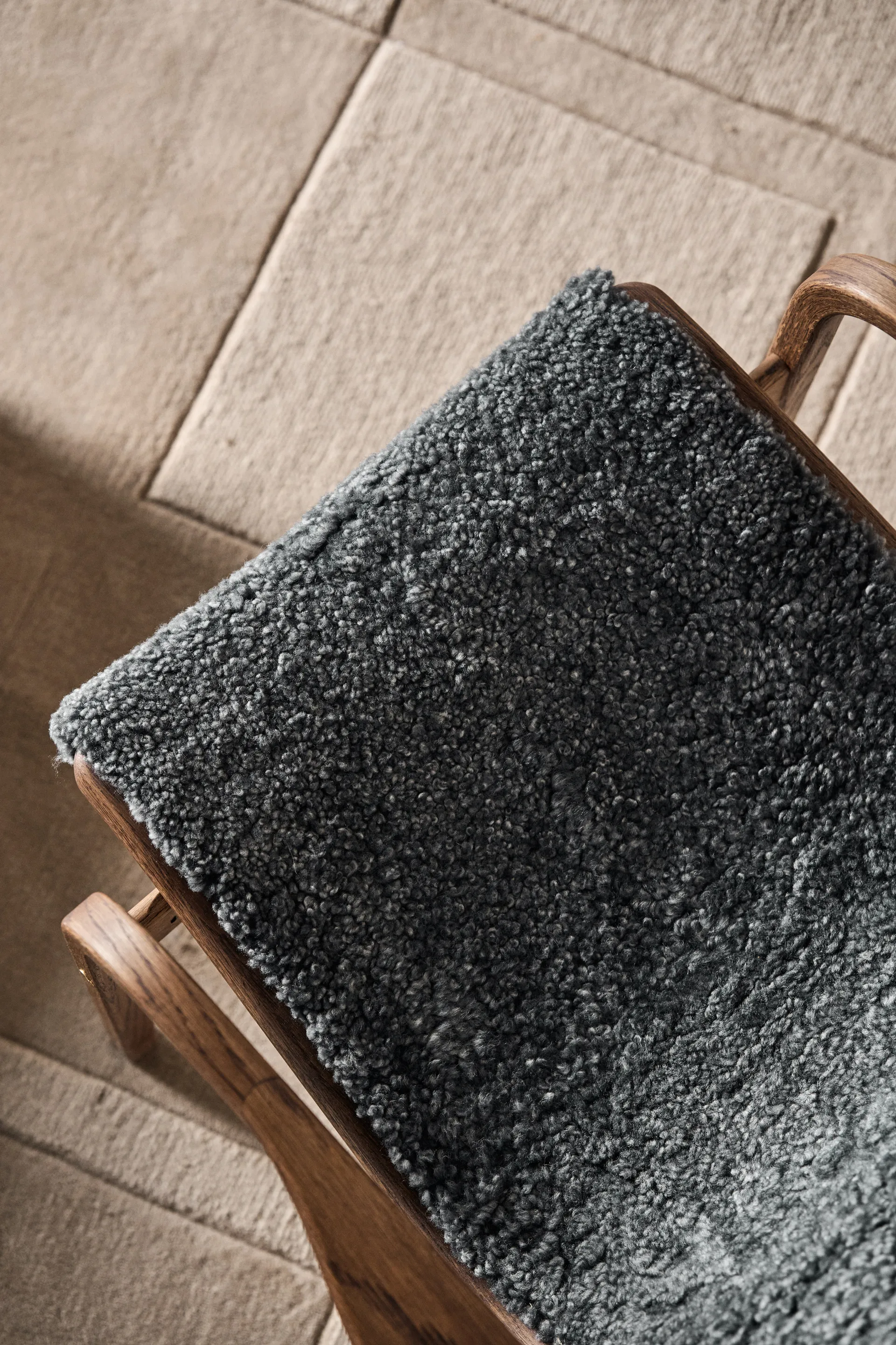 Lamino πολυθρόνα δρυς/sheepskin Special Edition, Rubio Monocoat Chocolate-Charcoal Swedese