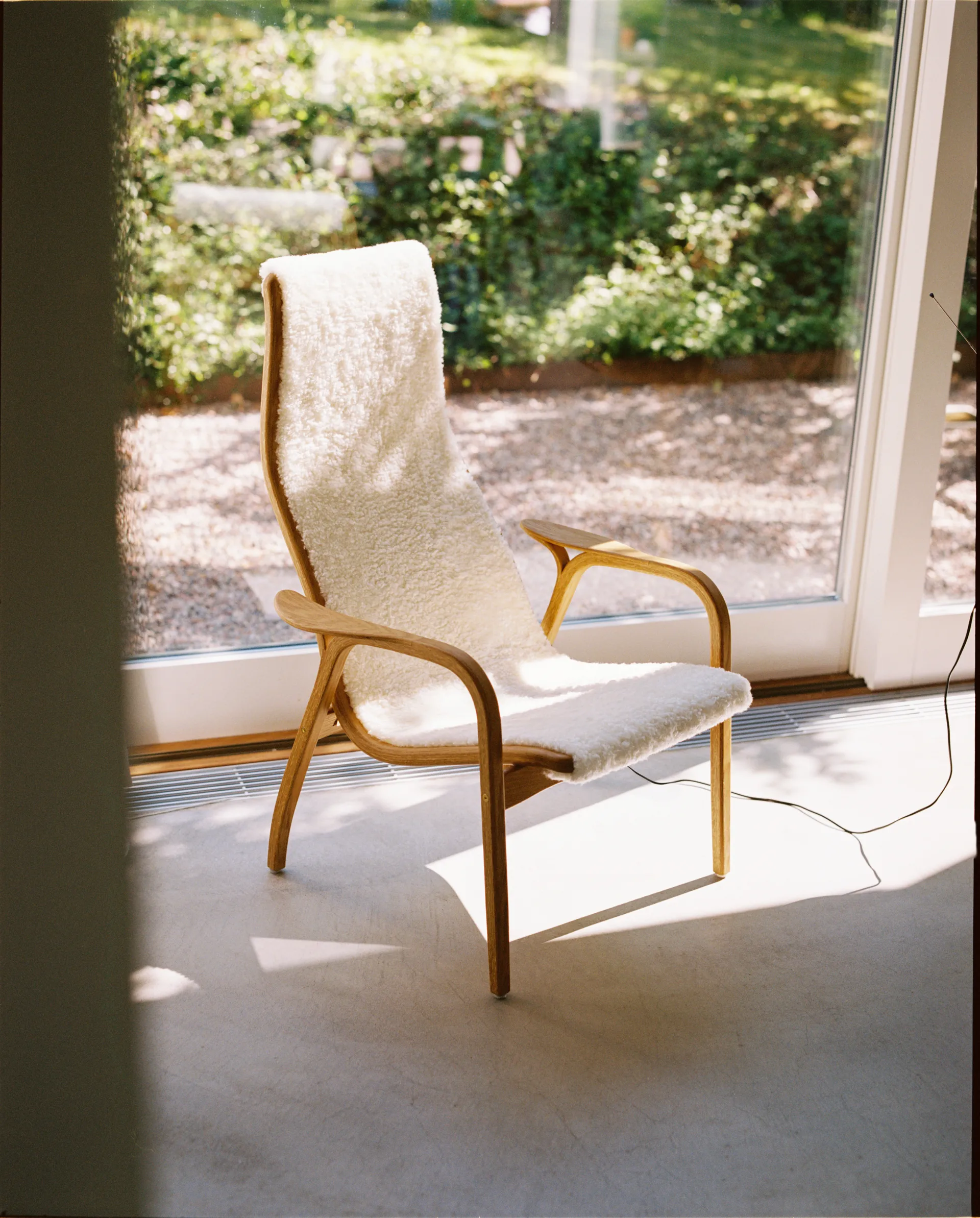 Lamino πολυθρόνα λαδωμένη καρυδιά/δέρμα προβάτου, Υπόλευκο (λευκό) Swedese